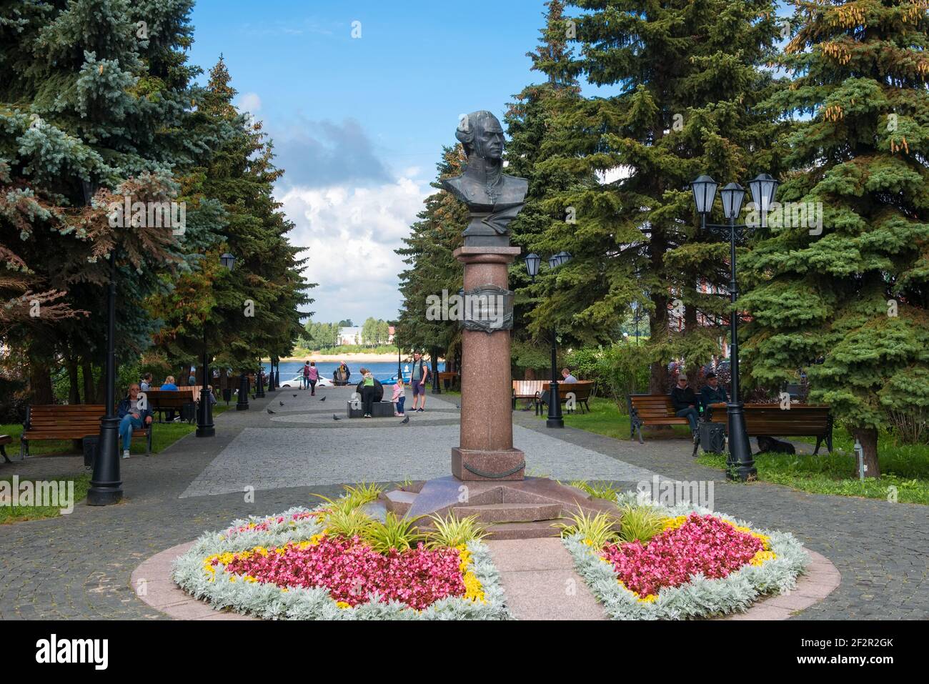 RYBINSK, RUSSLAND / AUGUST 15,2020: Denkmal für Fedor Fedorowitsch Uschakow, russischen Marinekommandeur und Admiral des 18th. Jahrhunderts. Оn Ushakova Boulevar Stockfoto