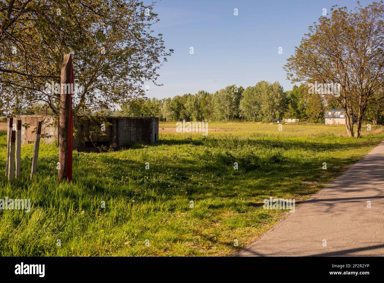 Verlassene Bunker an den Grenzen von Österreich und der Slowakei in Bratislava Stockfoto