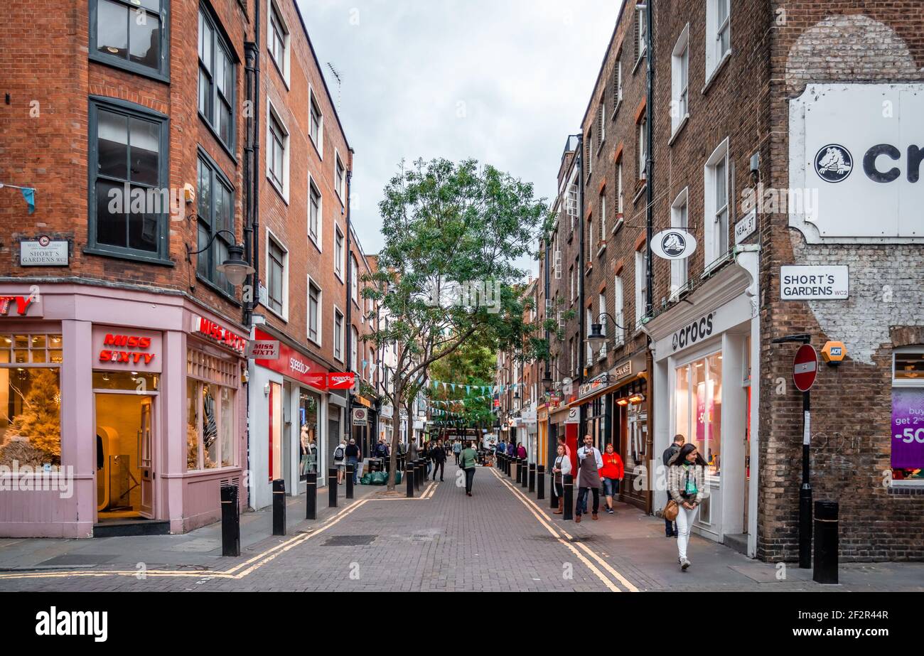 Die Kreuzung von Neal Steet und Short's Garden, in Covent Garden. Die Neal Street ist eine der vielseitigsten Einkaufsstraßen Londons. Stockfoto