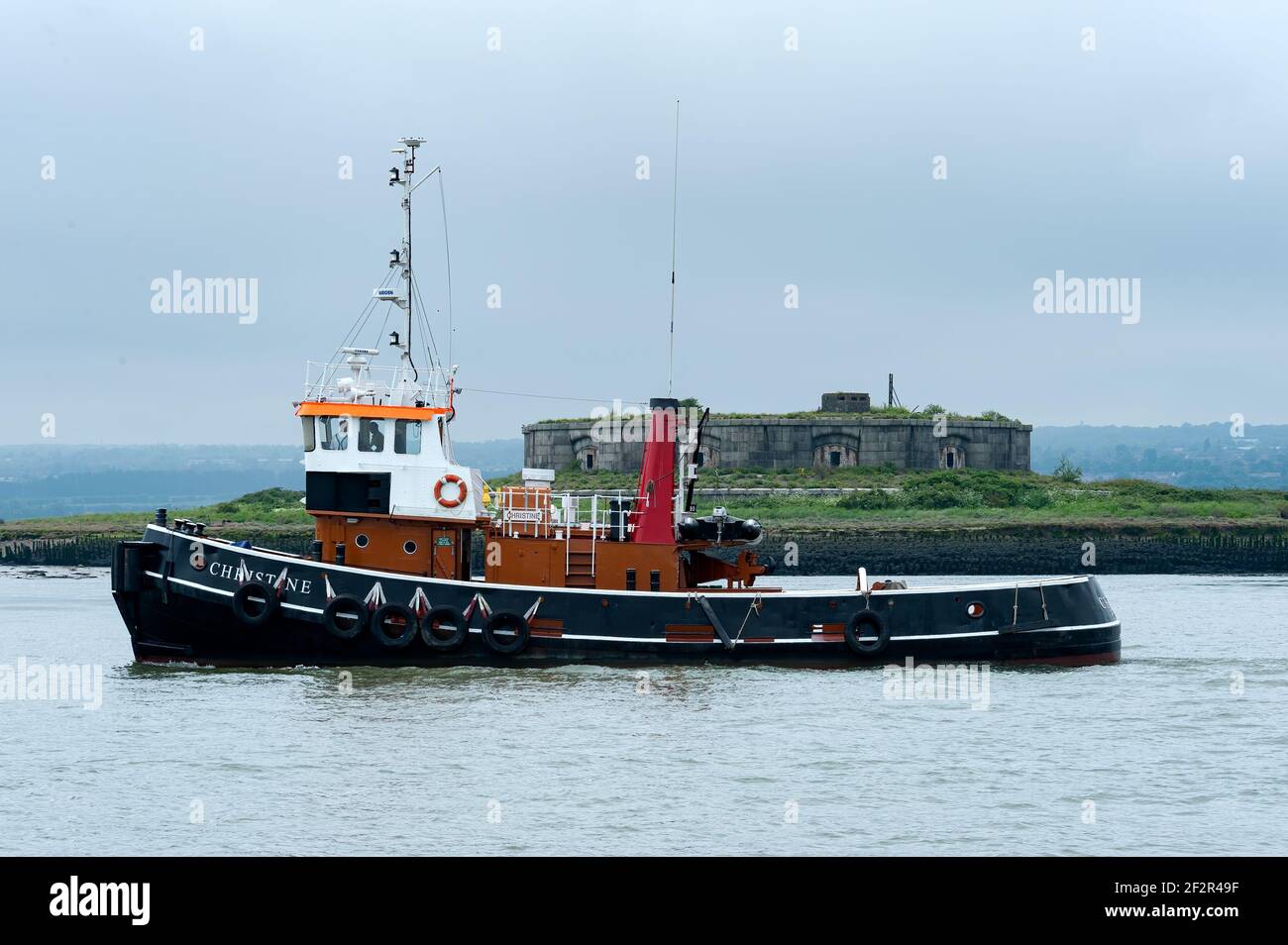 CHATHAM, KENT, UK - 22. MAI 2010: Schlepper Christine vor Darnett Fort in der River Medway Stockfoto