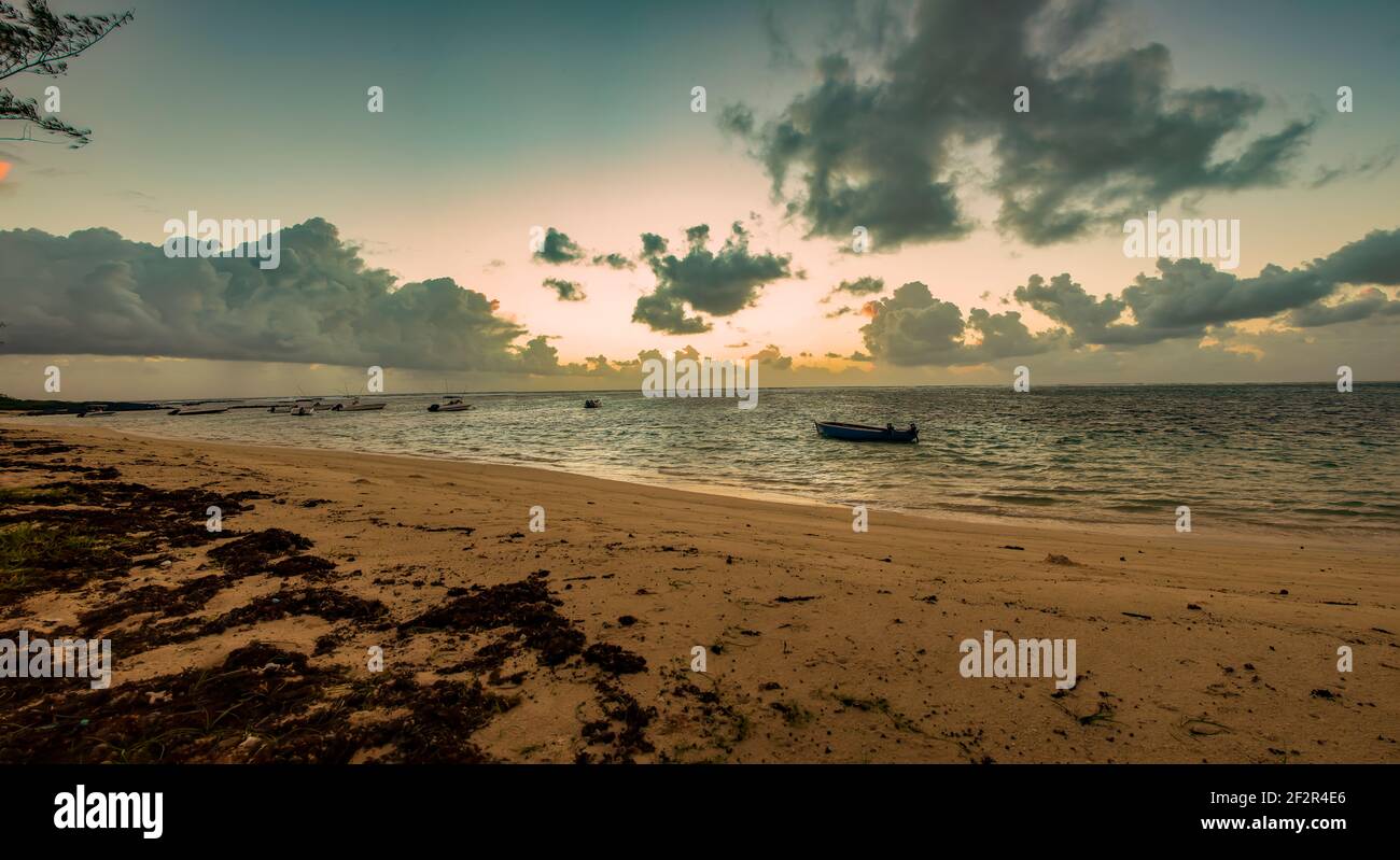 Sonnenaufgang am öffentlichen Strand von Trou D'Eau Douce in Der Osten der republik Mauritius Stockfoto