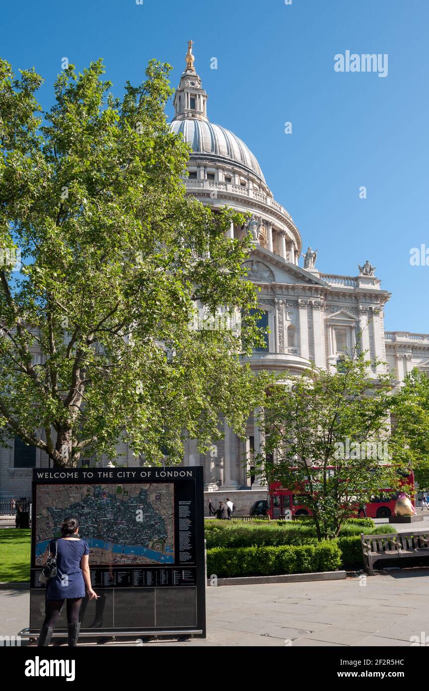 LONDON, Großbritannien - 24. MAI 2010: Tourist-Information-Karte in St. Paul's Cathedral Stockfoto