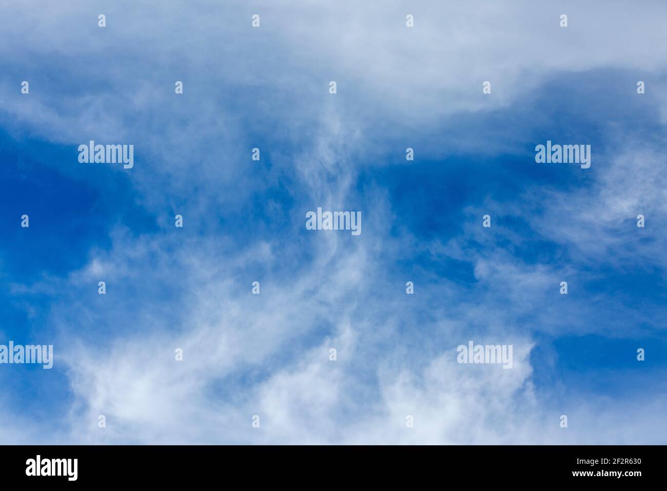 Blauer Himmel mit weißen Wolken auf Mauritius. Stockfoto