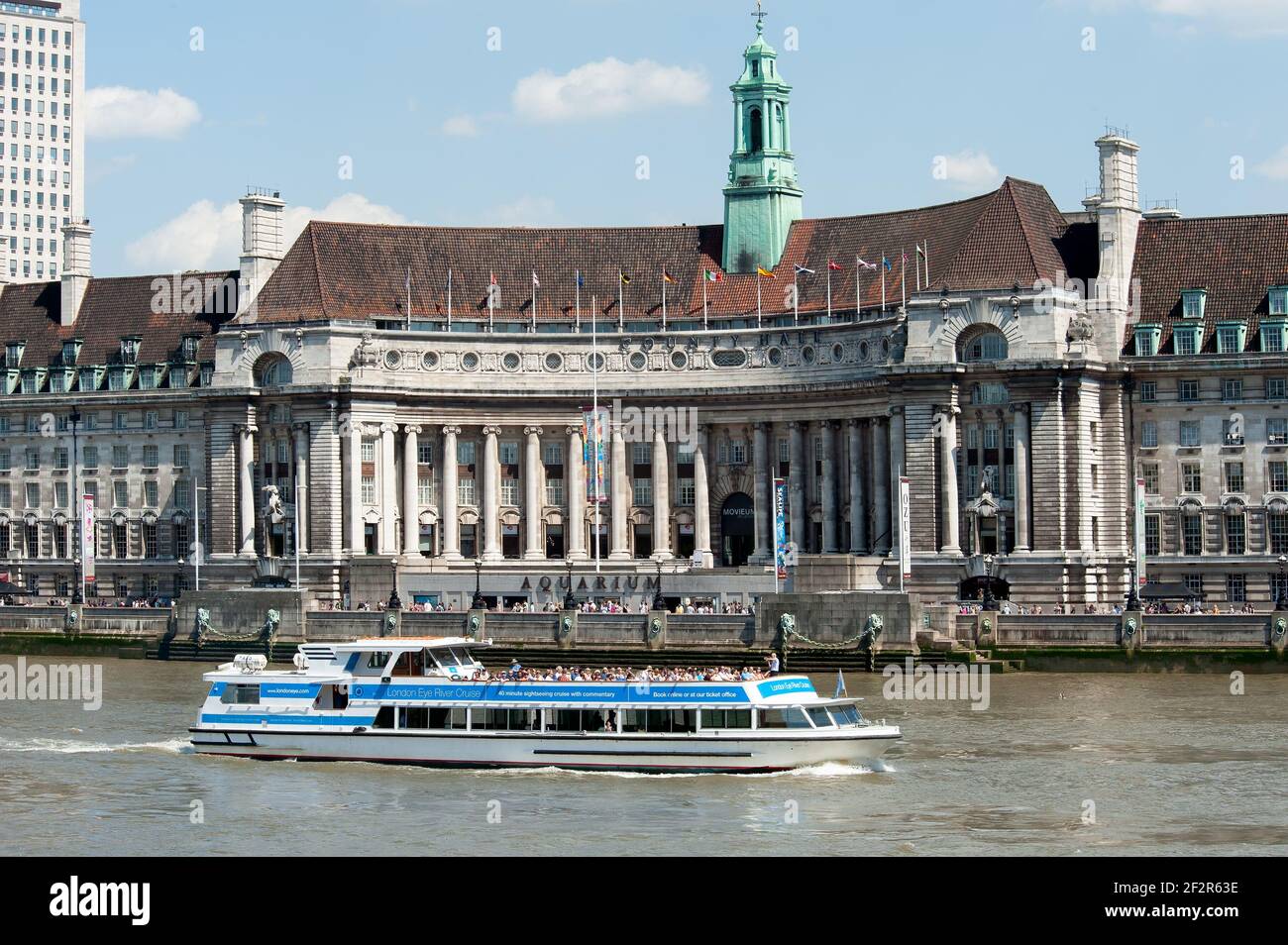 LONDON, UK - 24. MAI 2010: Kreuzfahrtschiff vor der County Hall Stockfoto