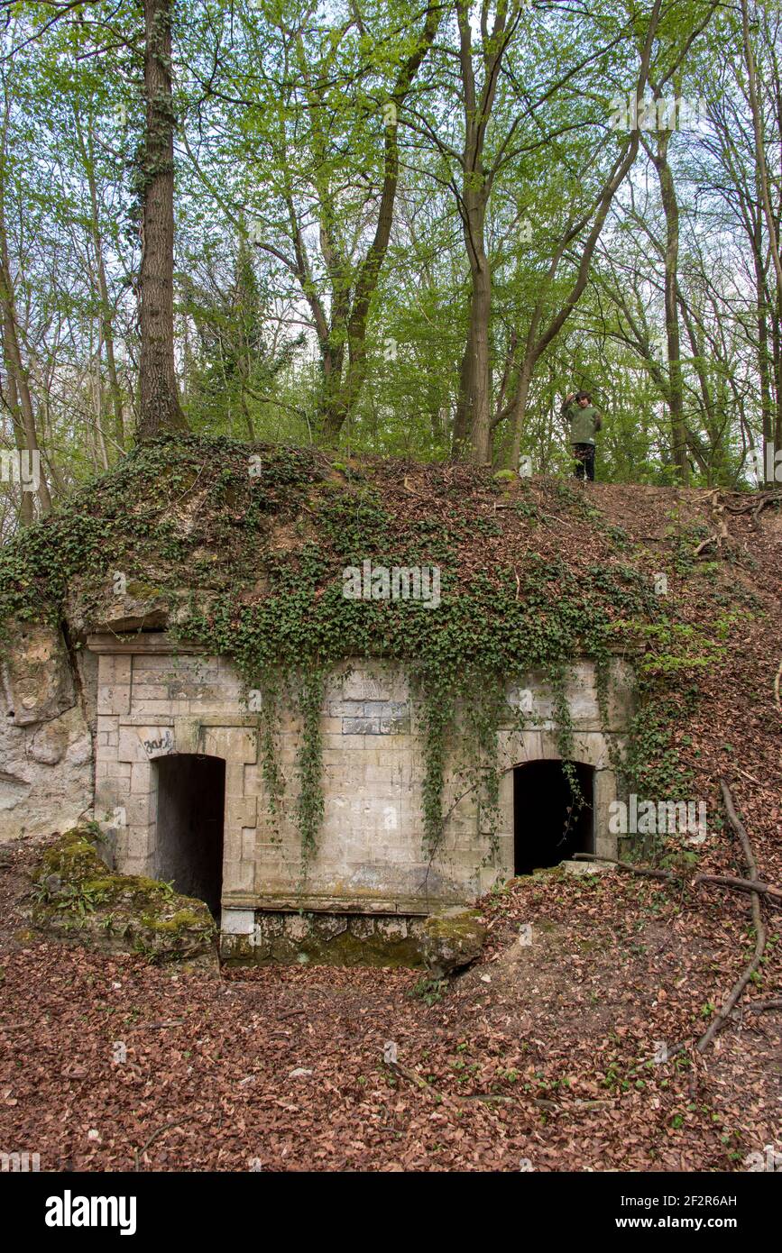 Das Netzwerk des Menschen machte Kalksteinhöhlen in Vic-sur-Aisne, dass Wurden von den Truppen als Schutz während des Ersten Weltkriegs verwendet Stockfoto