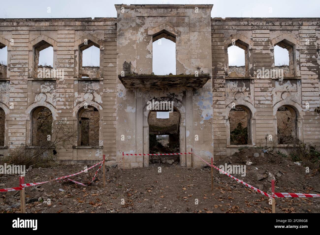 AGDAM, ASERBAIDSCHAN - 14. DEZEMBER: Ruinen des Kulturzentrums in der Stadt Agdam, das von armenischen Truppen während des ersten Berg-Karabach-Krieges am 14. Dezember 2020 in Agdam, Aserbaidschan, zerstört wurde. Die Stadt und ihre Umgebung wurden im Rahmen eines Abkommens, das den Berg-Karabach-Krieg 2020 beendete, der aserbaidschanischen Kontrolle zurückgegeben. Stockfoto