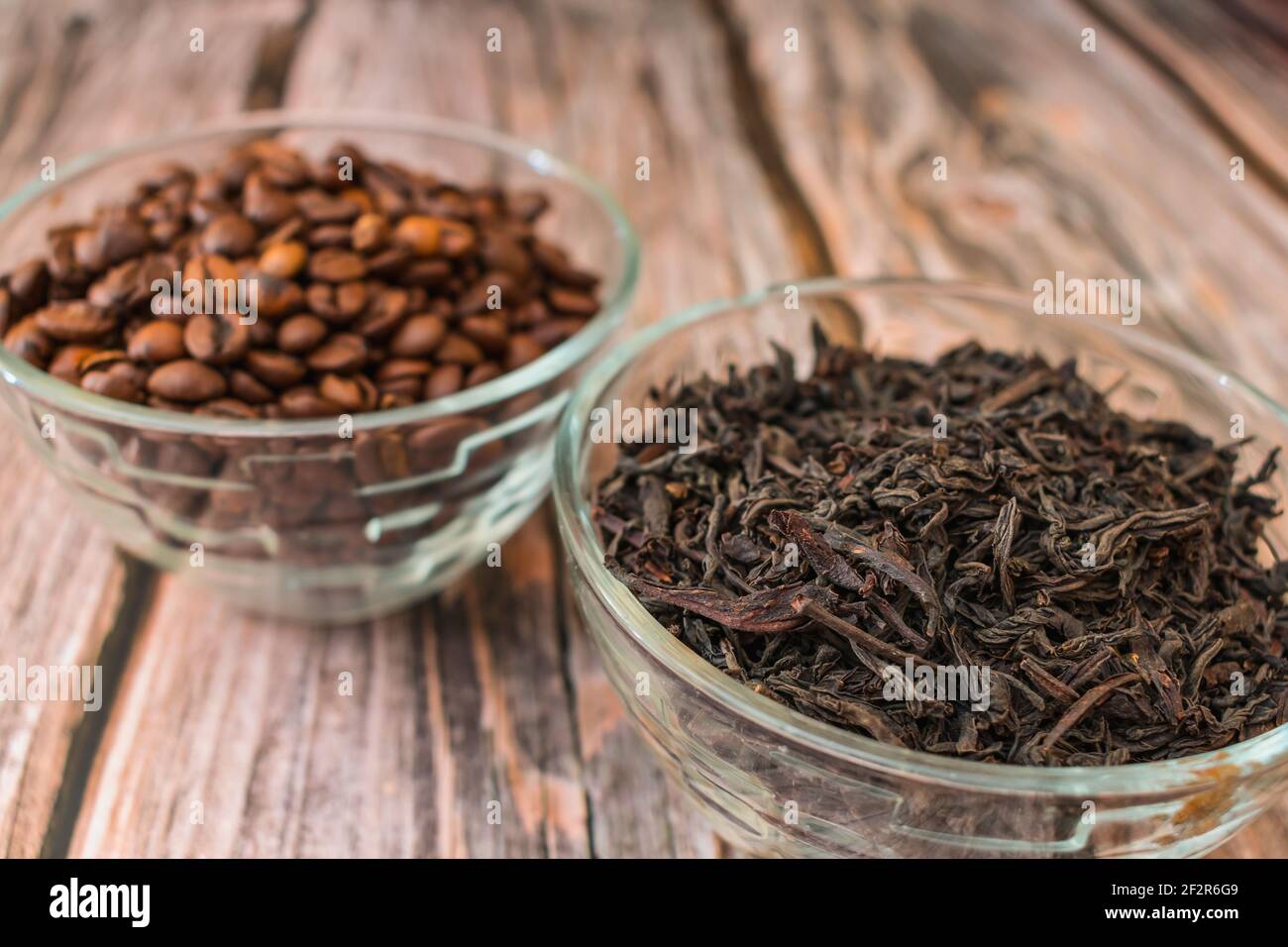 Teeblätter für Infuser und geröstete Kaffeebohnen im Glas Container Stockfoto
