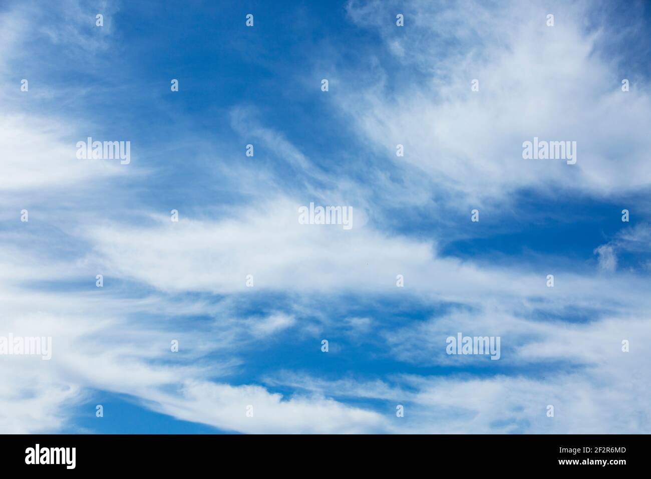 Blauer Himmel mit weißen Wolken auf Mauritius. Stockfoto
