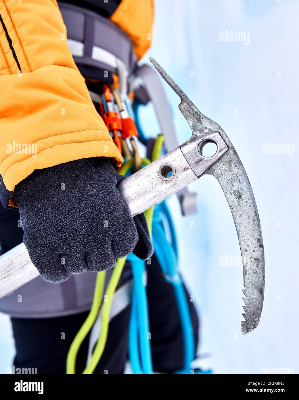 Frau Kletterin hält vintage Eis Axt in der Nähe gefrorenen Wasserfall In den Bergen Stockfoto