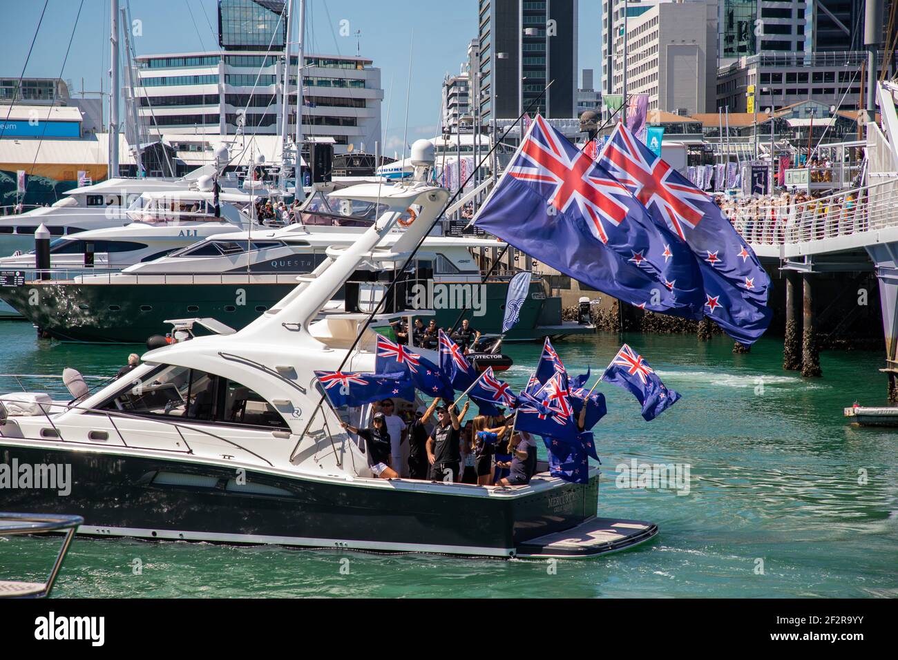 Auckland, Neuseeland. März 2021, 13th. Der America’s Cup 36th wird von PRADA, New Zealand Supporters auf ihren Booten präsentiert, die den Viaduct Harbour verlassen. Auckland, Neu Zealand,13th März 2021. Kredit - Neil Farrin/Alamy Live Nachrichten Stockfoto