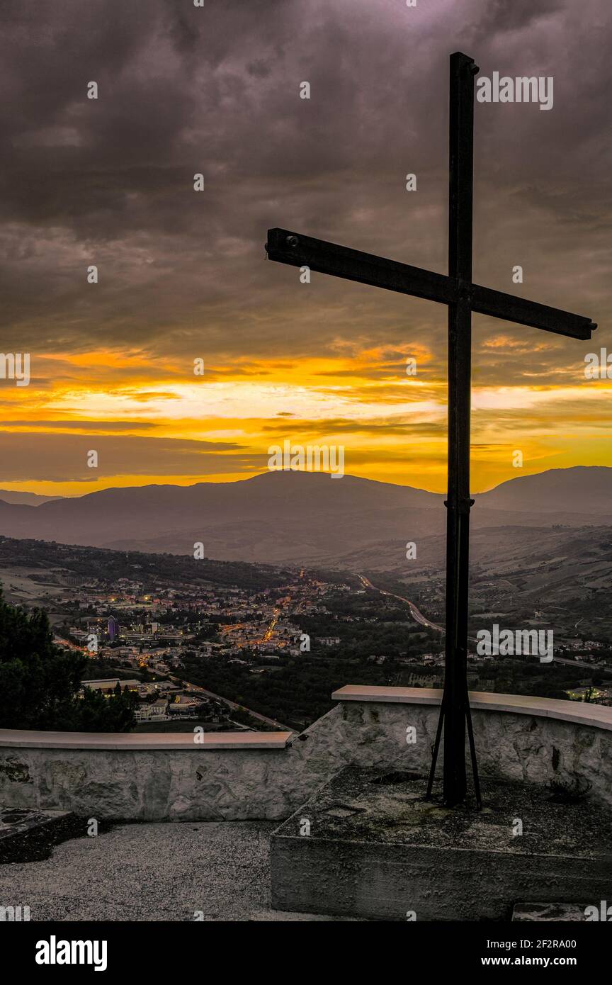 Sonnenuntergang über dem Tal, ein großes Kreuz im Vordergrund. Scafa, Provinz Pescara, Abruzzen, Italien, Europa Stockfoto