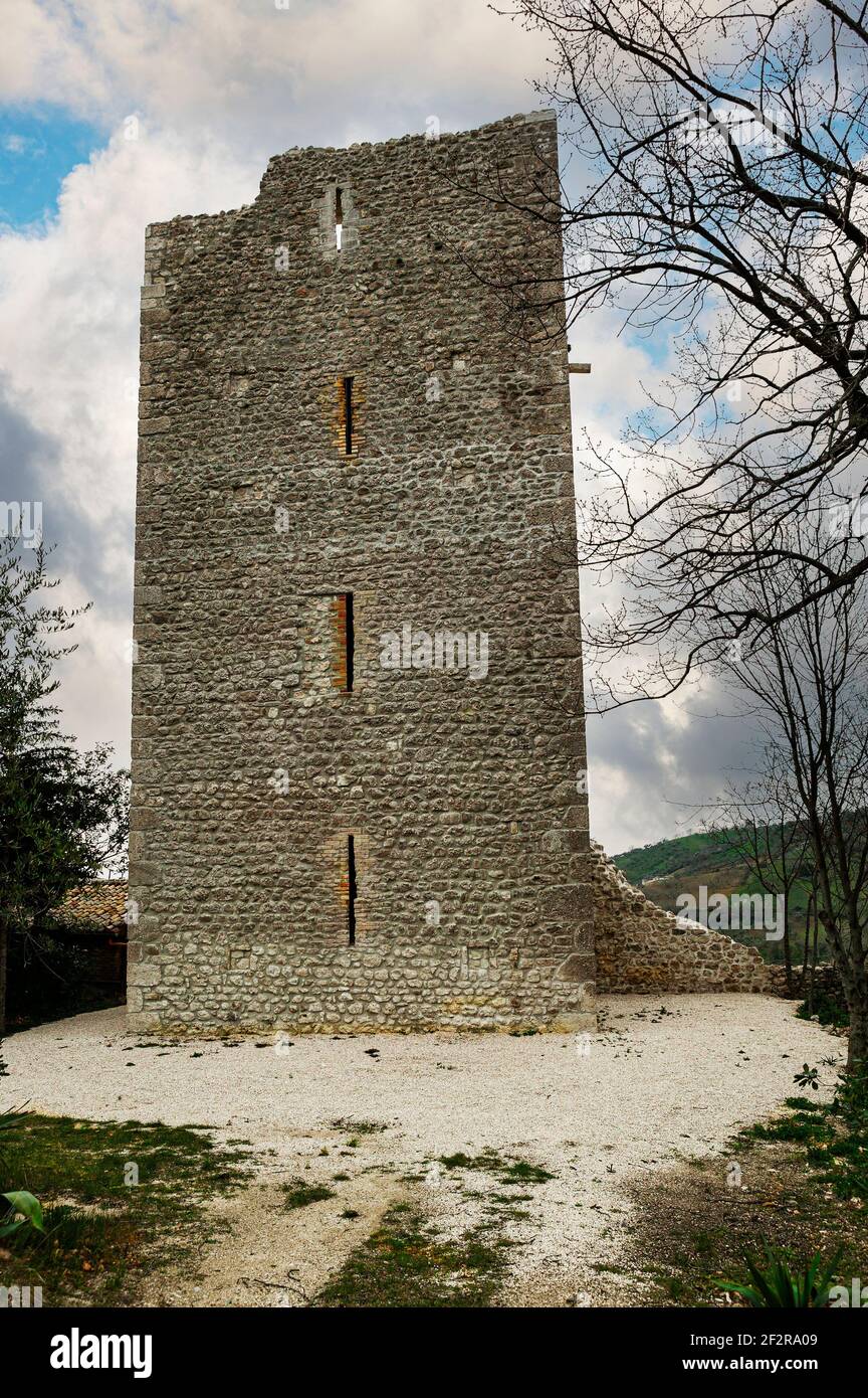 Blick auf den Turm der Abtei von Santa Maria di Casanova. Villa Celiera, Provinz Pescara, Abruzzen, Italien, Europa Stockfoto