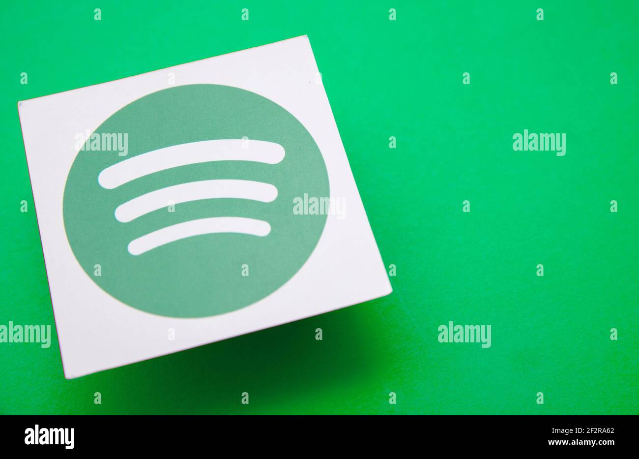 LONDON, Großbritannien – März 2021: Spotify-Logo für Musik- und Audio-Streaming-Dienste Stockfoto