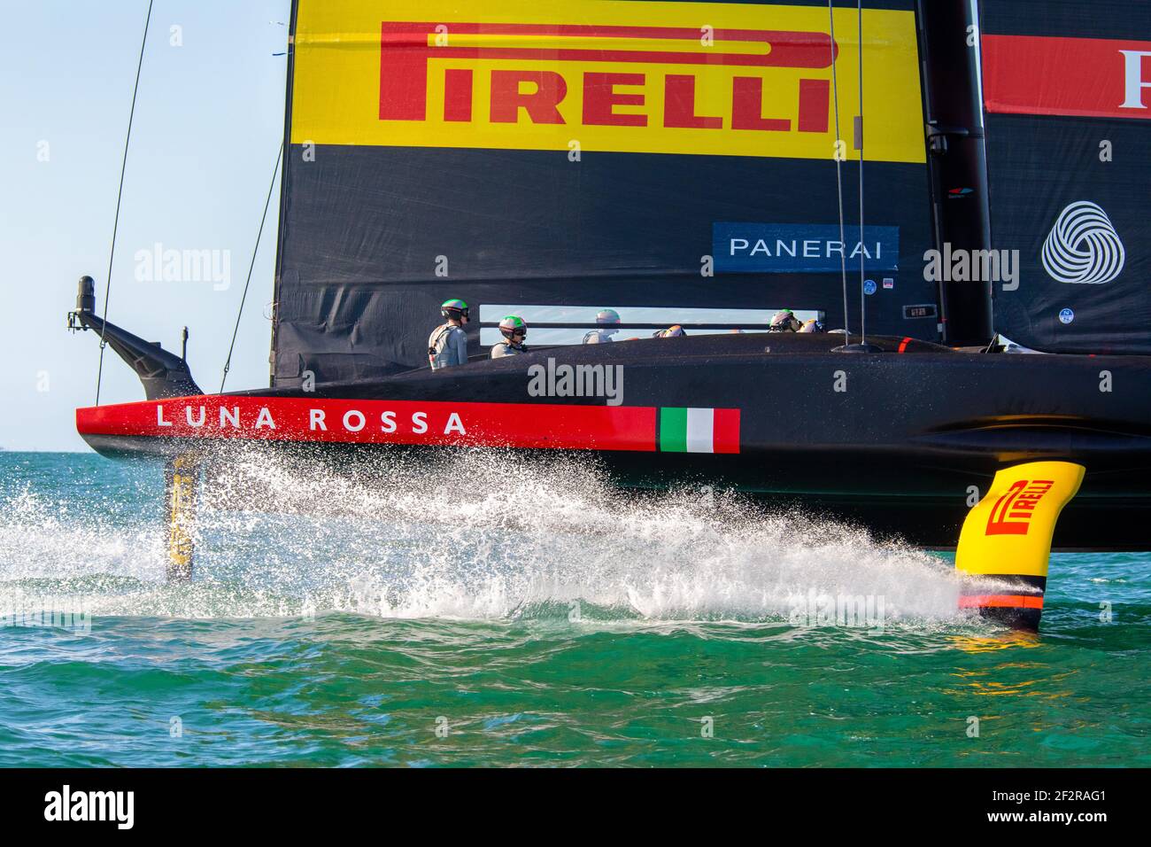 Auckland, Neuseeland. März 2021, 13th. Der America’s Cup 36th präsentiert von PRADA, Race Five, Luna Rossa Prada Pirelli (Italien), Auckland, Neuseeland 13th. März 2021. Kredit - Neil Farrin/Alamy Live Nachrichten Stockfoto