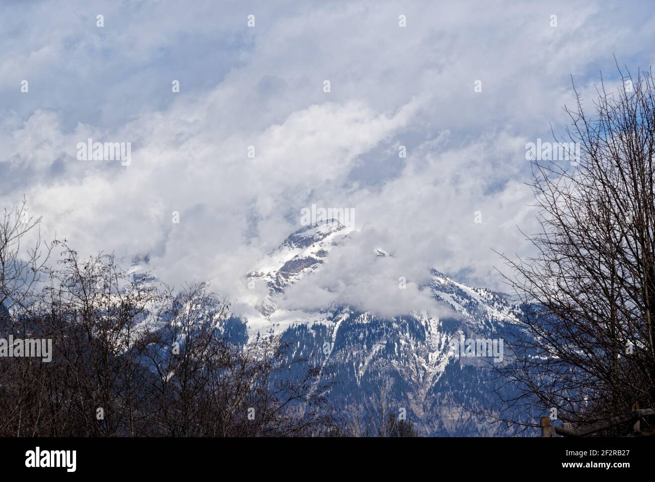 Panoramablick auf schneebedeckten Berggipfel in Wolken, Zillertal in Österreich Stockfoto
