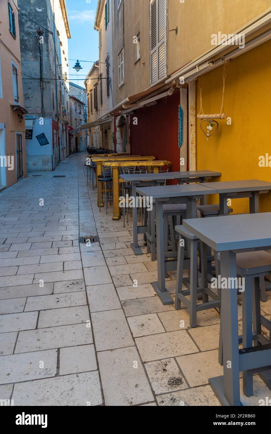 Sonnenaufgang Blick auf eine Fußgängerzone in der Altstadt von Zadar, Kroatien Stockfoto