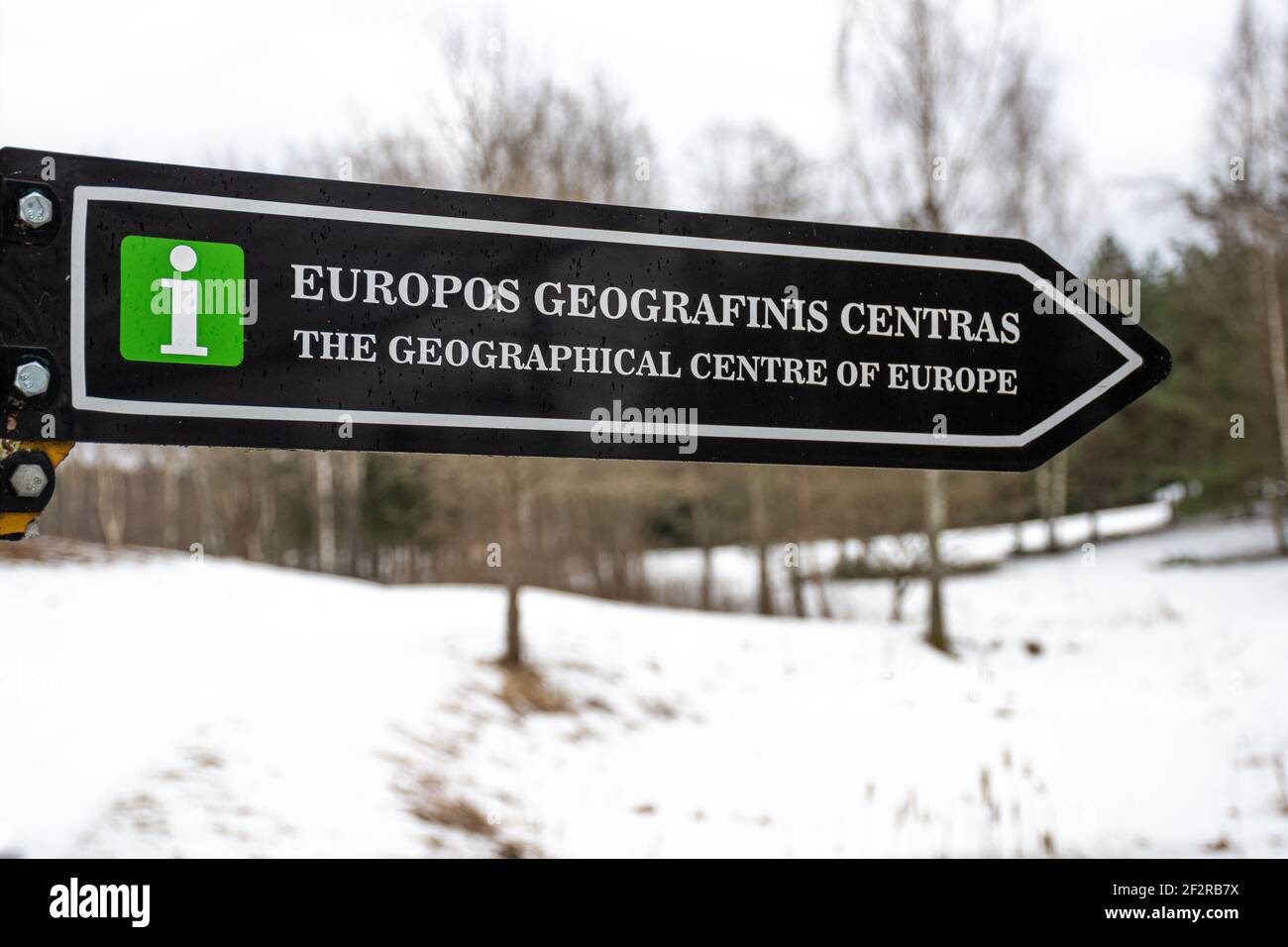 Straßenschild des geographischen Zentrums Europas, Vilnius, Litauen, im Winter mit Schnee Stockfoto