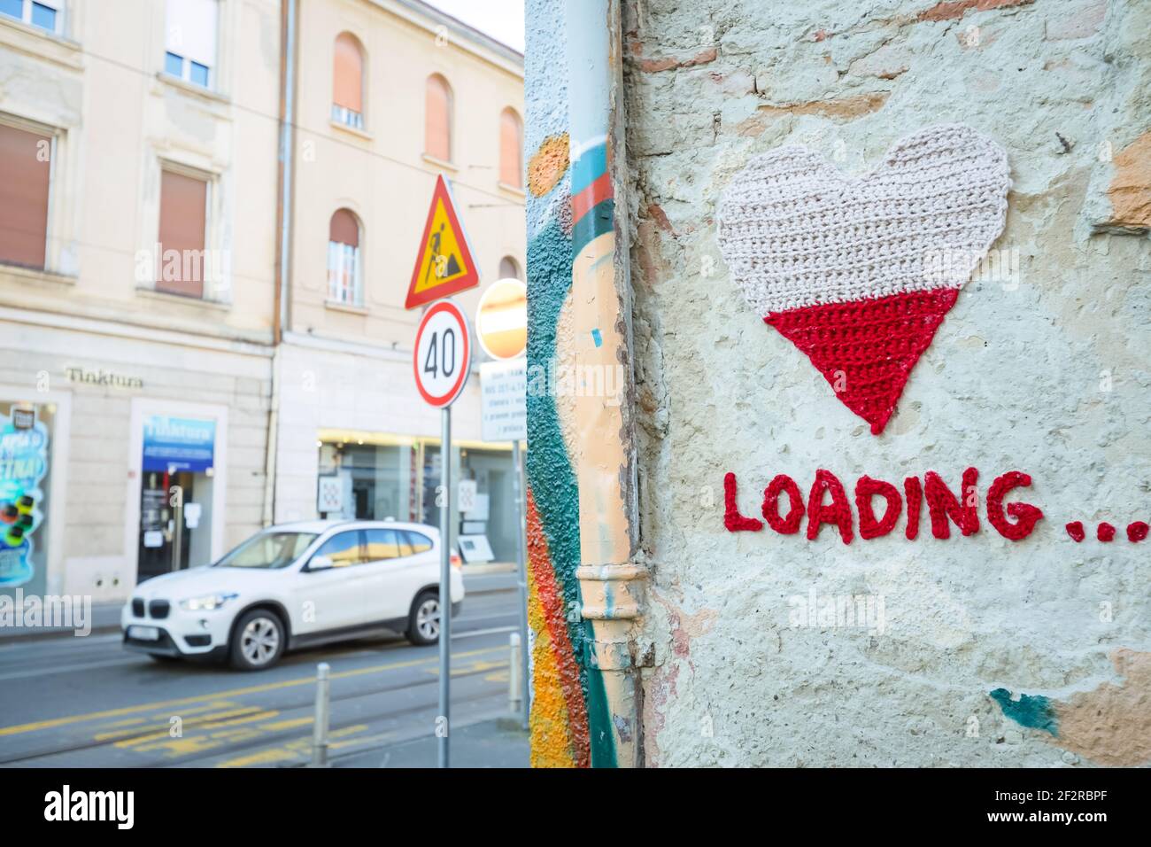 Das wollene Herz, das lädt, symbolisiert die Leere, die ein Ende in Sicht hat. Das ist die Arbeit der Designerin Ivona Martincic und bezieht sich darauf Stockfoto