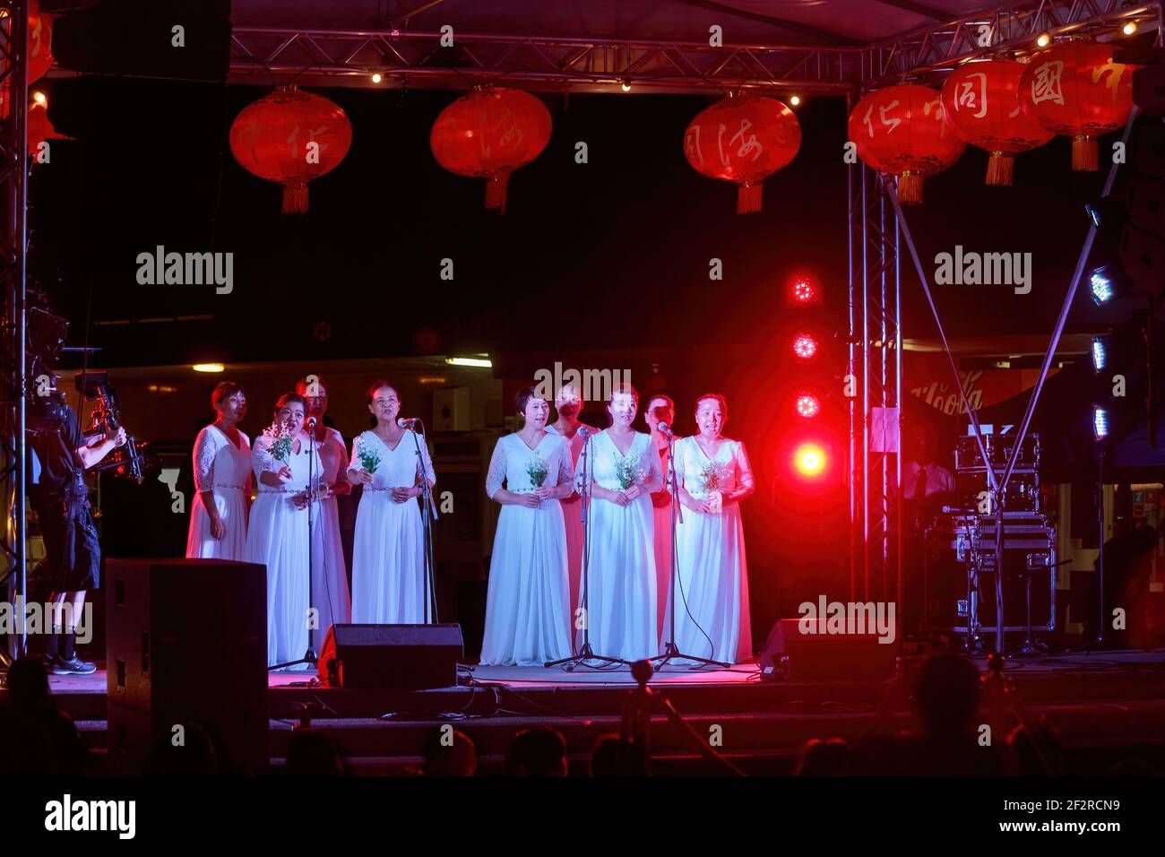 Chinesische Sängerinnen in weißen Kleidern auf der Bühne während der Chinesin Neujahrsfeiern Stockfoto