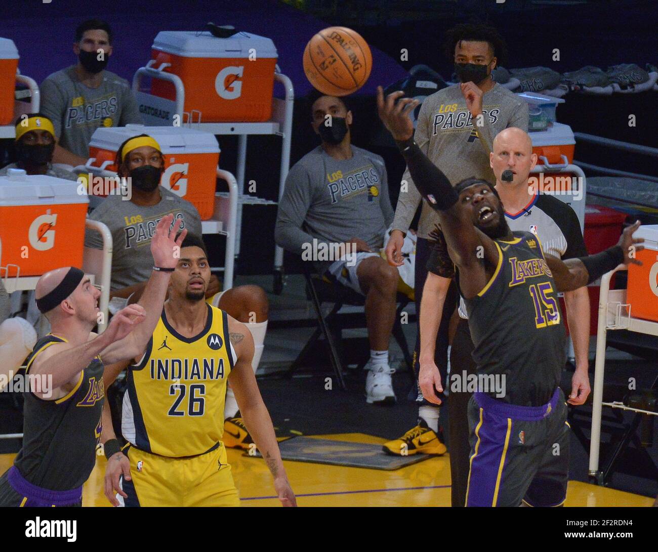 Los Angeles, Usa. März 2021, 12th. Los Angeles Lakers' Center Montrezl Harrell dehnt sich für die aus jedem defensiven Rebound gegen die Indiana Pacers während der ersten Hälfte im Staples Center in Los Angeles am Freitag, 12. März 2021. Die Lakers besiegten die Pacers 105-100. Foto von Jim Ruymen/UPI Kredit: UPI/Alamy Live Nachrichten Stockfoto