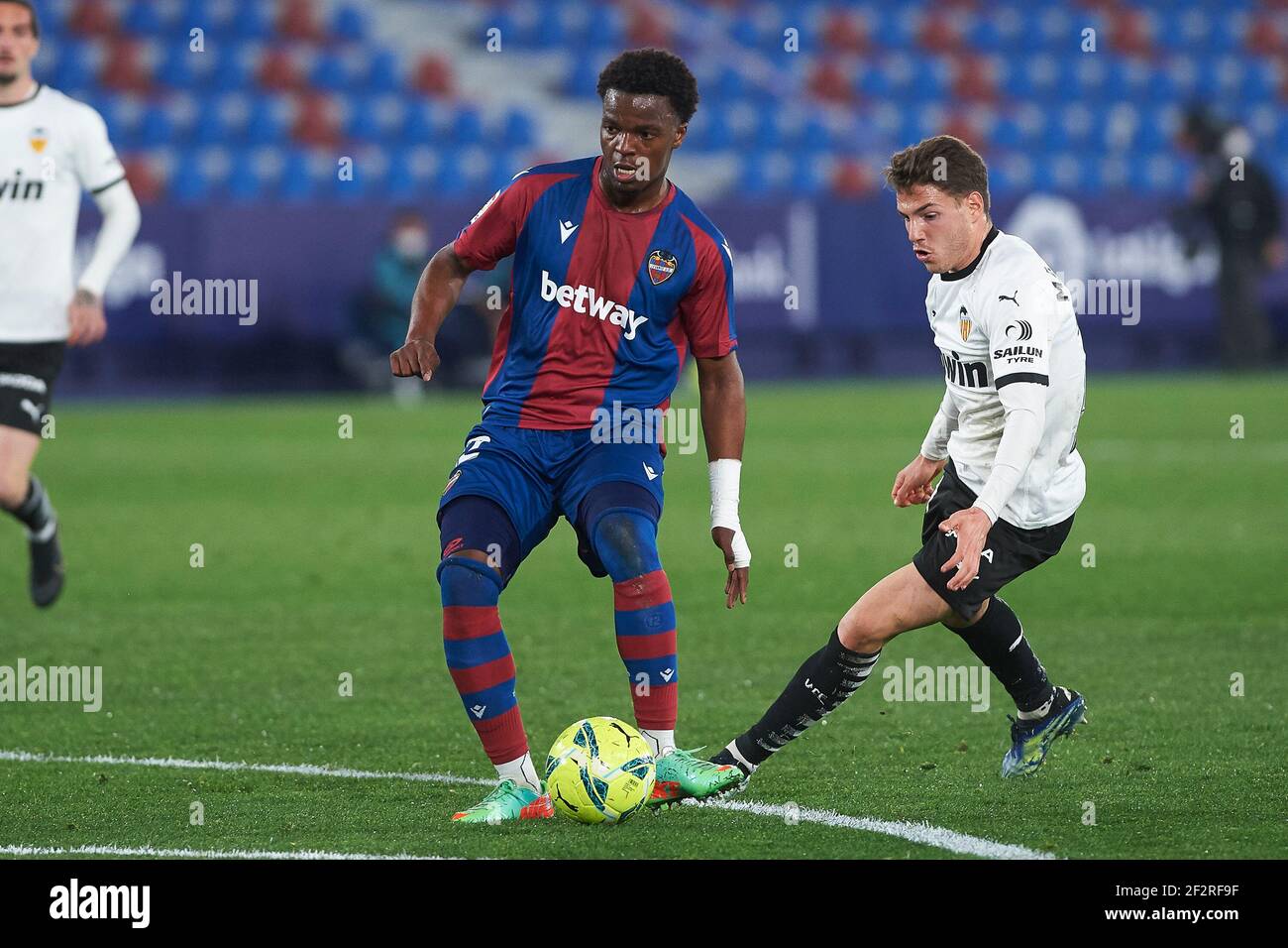 Mickael Malsa von Levante UD und Manu Vallejo von Valencia CF während des Fußballspiels La Liga zwischen Levante und Valencia am 12. März 2021 im Estadio Ciutat de Valencia in Valencia, Spanien - Foto Maria Jose Segovia / Spanien DPPI / DPPI / LiveMedia Stockfoto