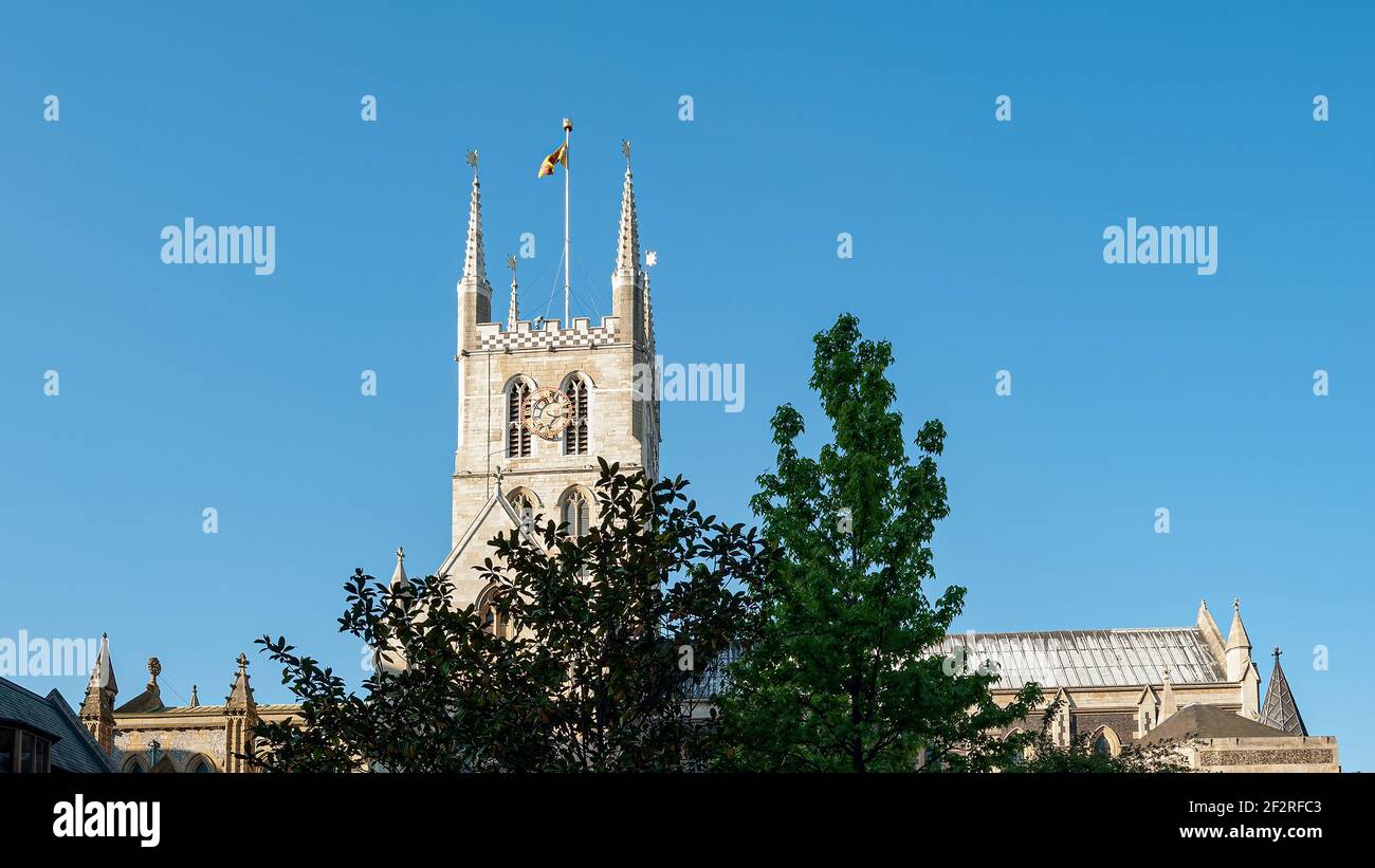 LONDON, Großbritannien - 24. MAI 2010: Der Tower of Southwark Cathedral gegen blauen Himmel Stockfoto