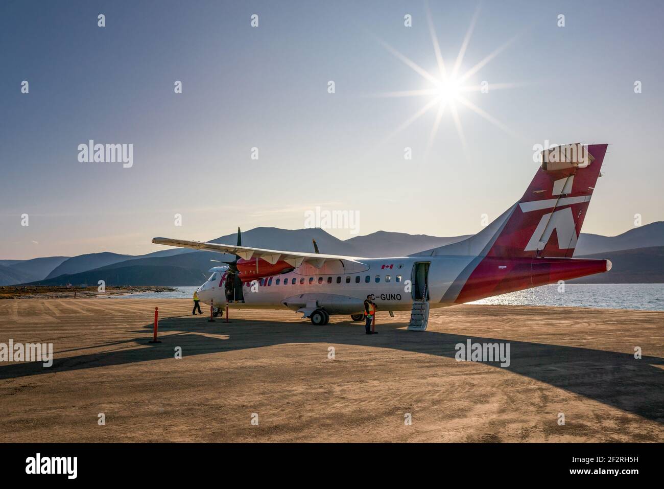 Qikiqtarjuaq, Kanada - 08,23.2019: Ein kleines Flugzeug mit 2 Propellern sitzt auf einer Feldbahn in der abgelegenen Inuit-Gemeinde Qikiqtarjuaq, Broughton Island Stockfoto