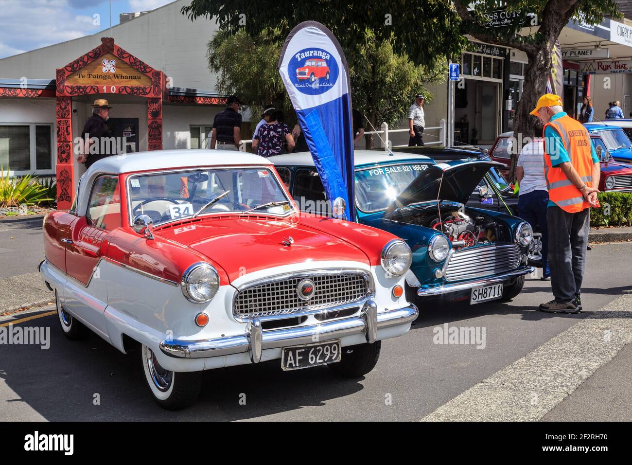 Ein Oldtimer-Paar, ein Austin Metropolitan aus dem Jahr 1958 und ein Morris Mini aus dem Jahr 1981, nebeneinander auf einer Outdoor-Automshow Stockfoto