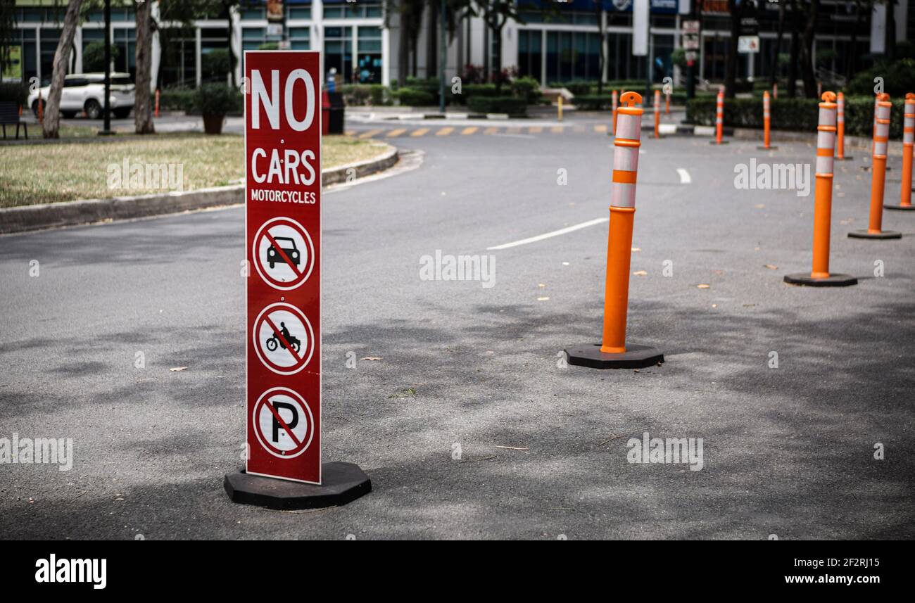 Verkehrszeichen, das nicht erlaubt Autos, Parken, Motorrad in der Fahrradspur. Stockfoto