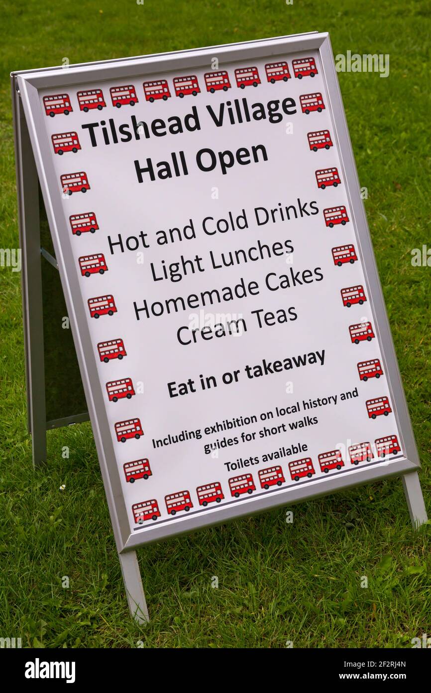 Tilshead Village Hall geöffnet für Essen und Getränke Schild in Tilshead, in der Nähe von Salisbury, Wiltshire UK im August Stockfoto