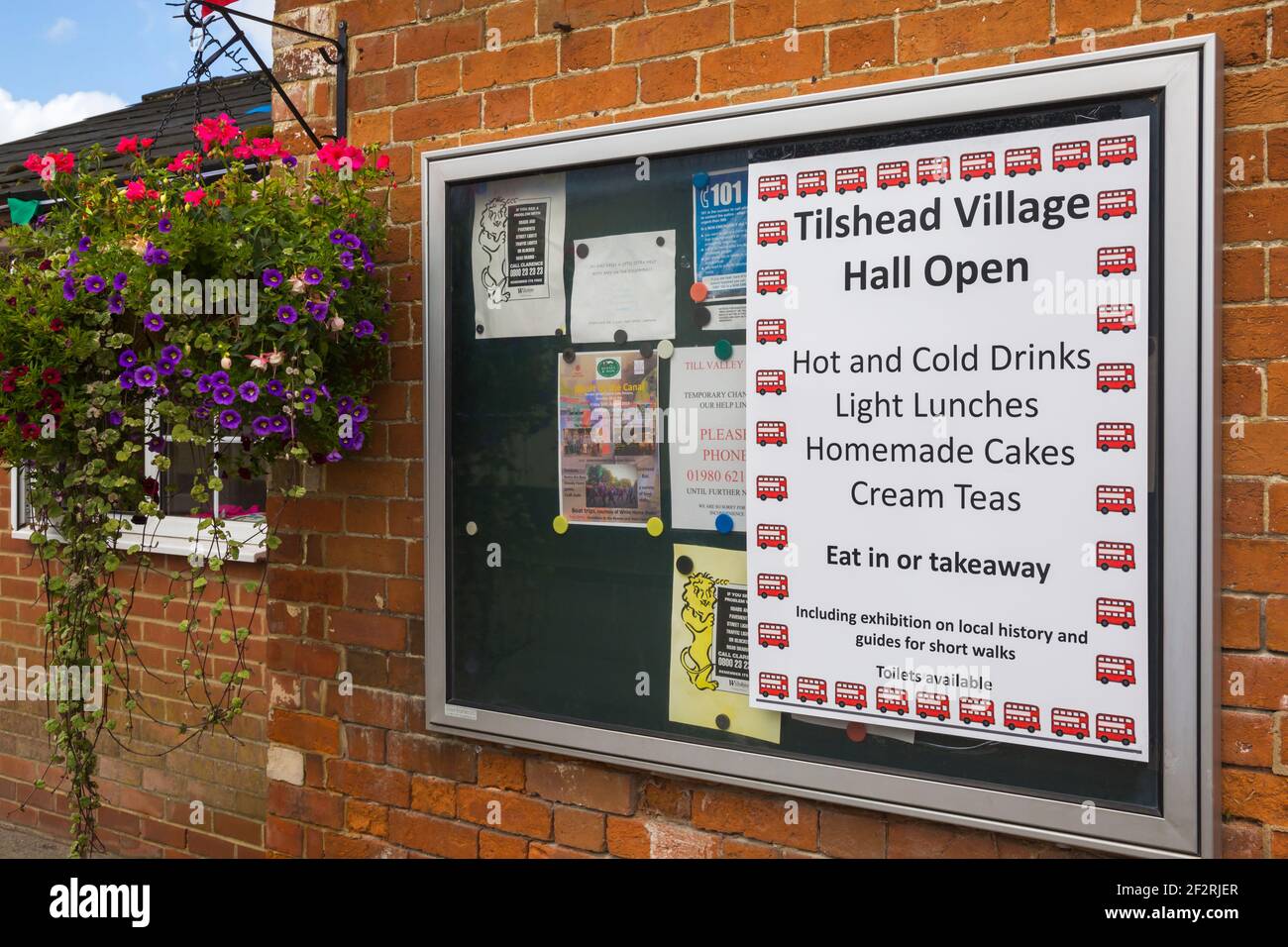 Tilshead Village Hall geöffnet für Essen und Getränke Schild in Tilshead, in der Nähe von Salisbury, Wiltshire UK im August Stockfoto