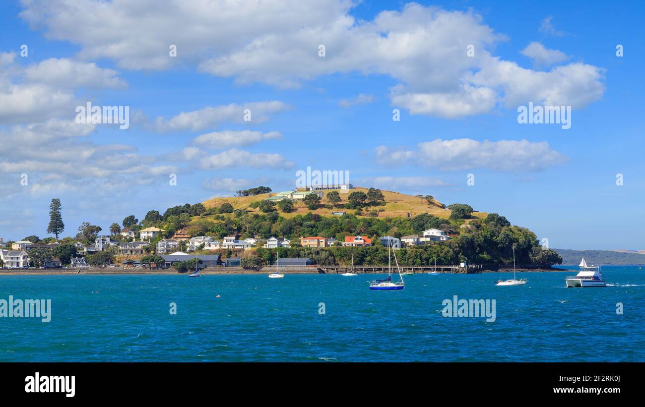 North Head, ein erloschener Vulkan in Auckland, Neuseeland, heute Teil des Vororts Devonport. Blick ist vom Waitemata Hafen Stockfoto