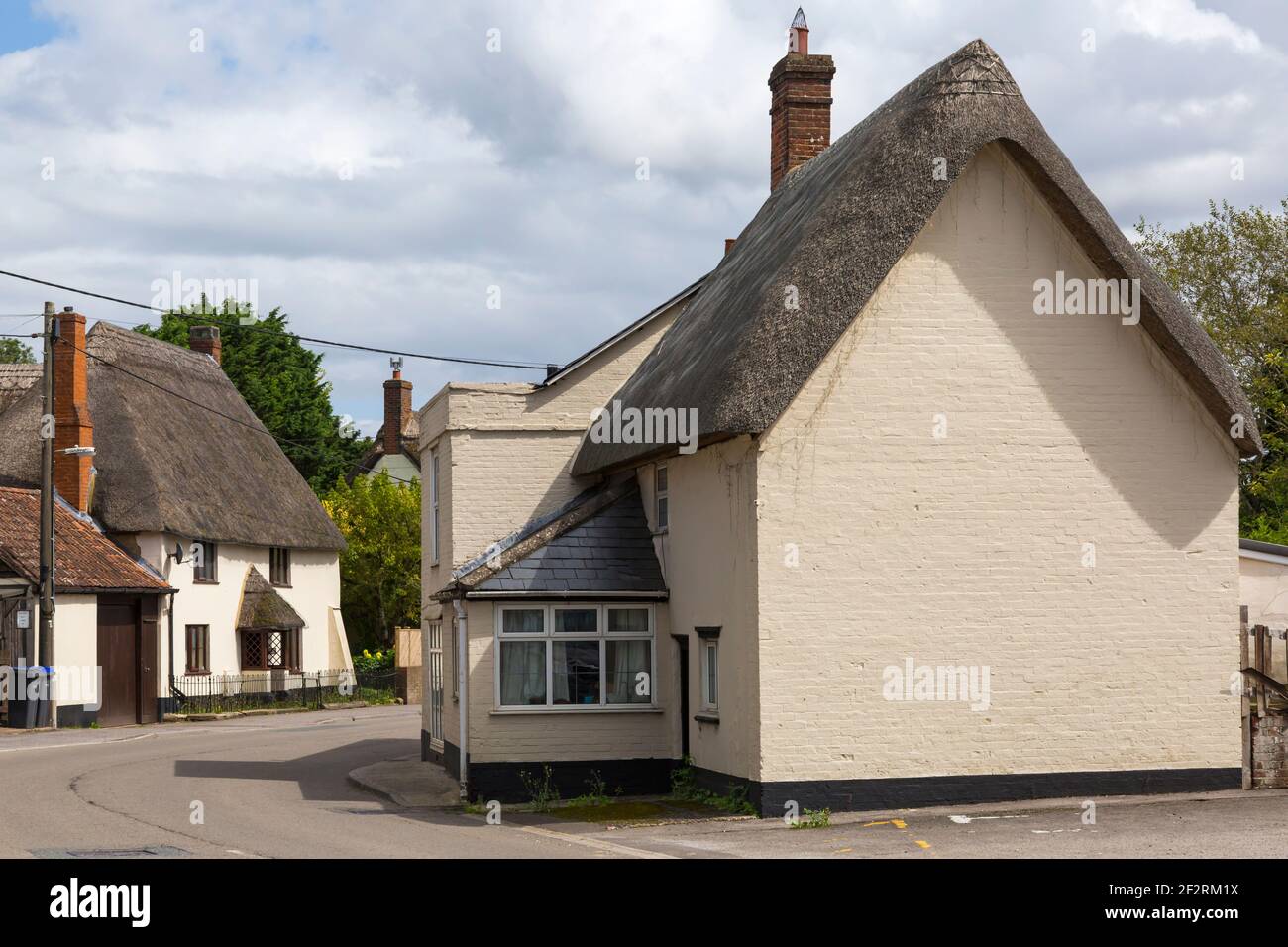 Strohgedeckte Cottages Strohhaus im Dorf Tilshead, nahe Salisbury, Wiltshire UK an einem warmen Sonnentag im August Stockfoto
