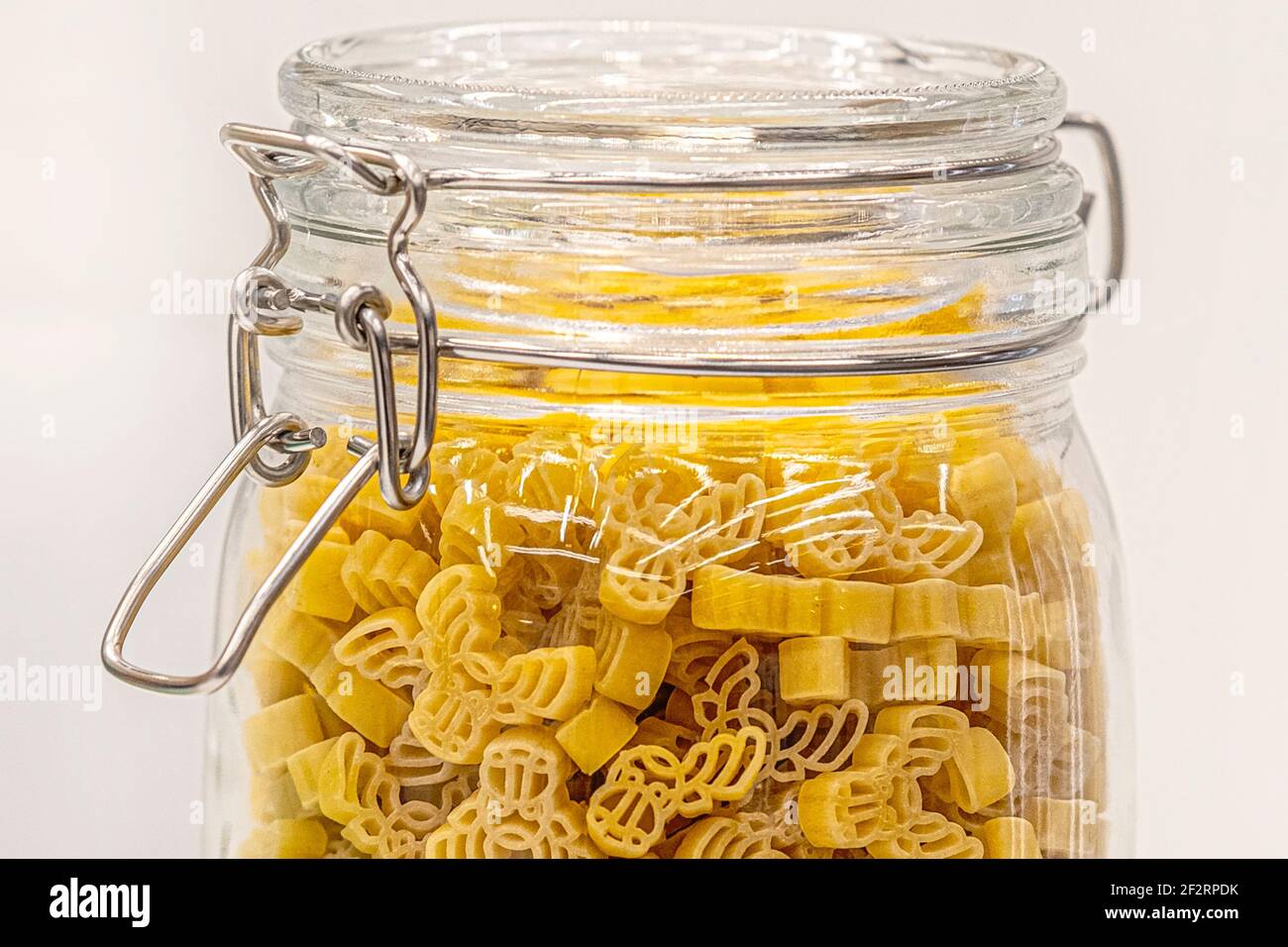 Pasta Macaroni Konzept Hintergrund. Pasta in einem Glas Behälter Stockfoto