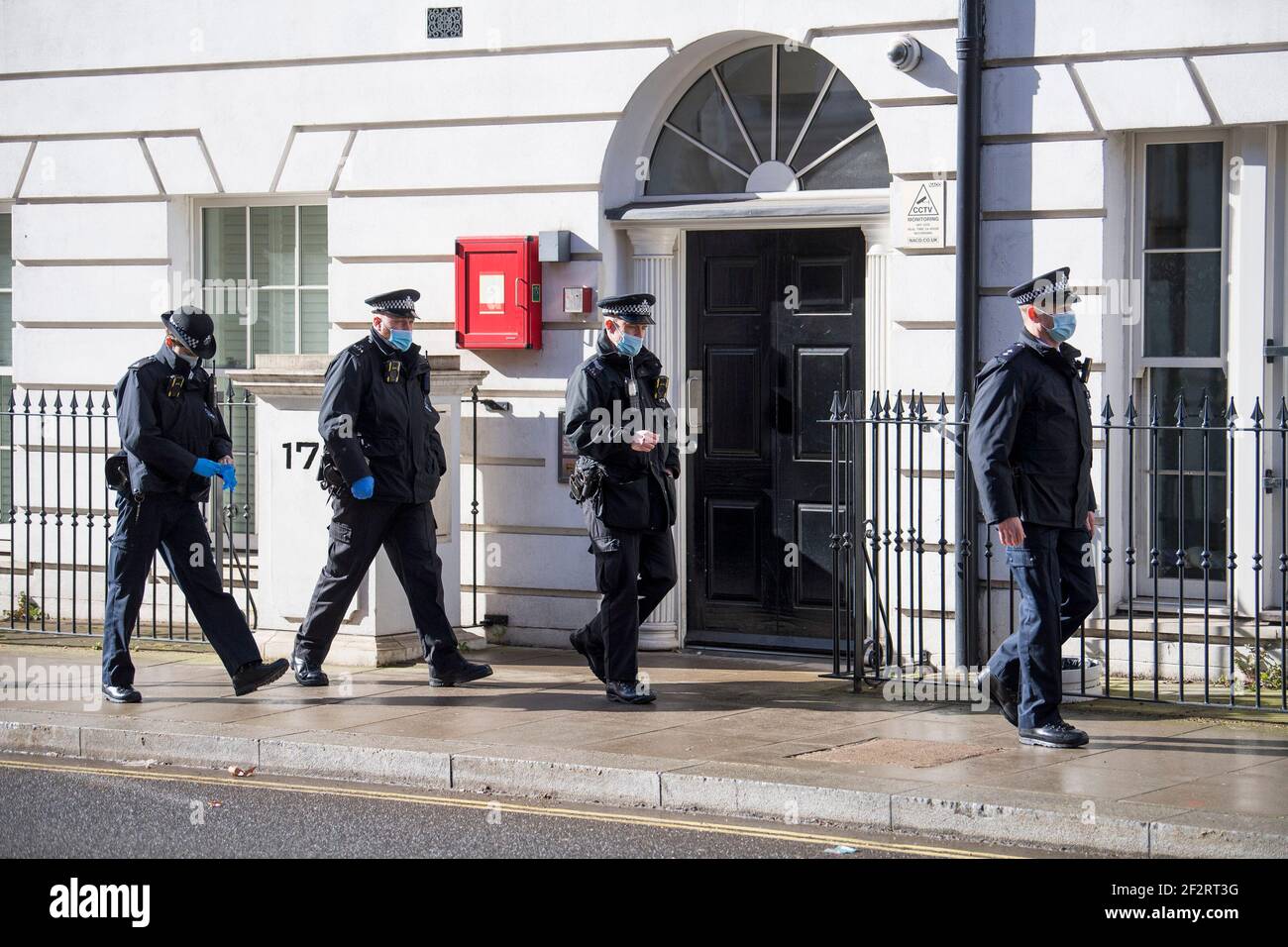 London, Großbritannien. März 2021, 13th. Eine starke Polizeipräsenz vor dem Westminster Magistrates Court, wo der Mordverdächtige Wayne Couzens erscheinen soll. Couzens, EIN Beamter der Met Police, wurde wegen der Entführung und des Mordes an Sarah Everard angeklagt, die verschwand, als sie nach Hause in Clapham im Süden Londons ging. Die Leiche von Sarah Everard wurde später mehr als eine Woche nach ihrer letzten Entdeckung am 3. März in Kent entdeckt. Bildnachweis: Ben Cawthra/Sipa USA **KEINE Verkäufe in Großbritannien** Bildnachweis: SIPA USA/Alamy Live News Stockfoto