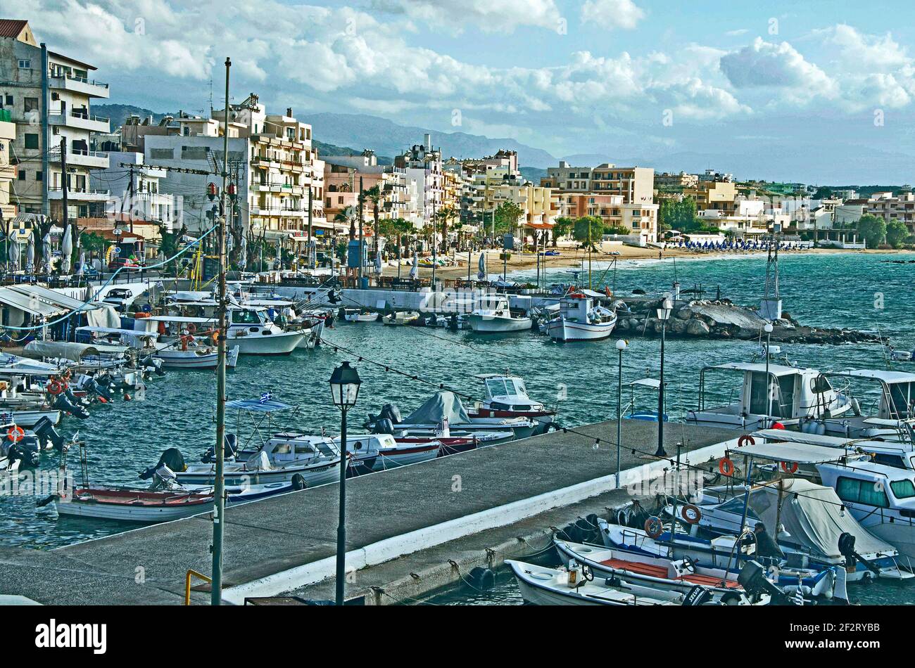 DIE UFERPROMENADE PROMONARDE MIT HOTELS UND RESTAURANTS. CHANIA, KRETA. GRIECHISCHE INSELN. MAI Chania Waterfront promonarde mit seiner Marina, Hotels und Co Stockfoto