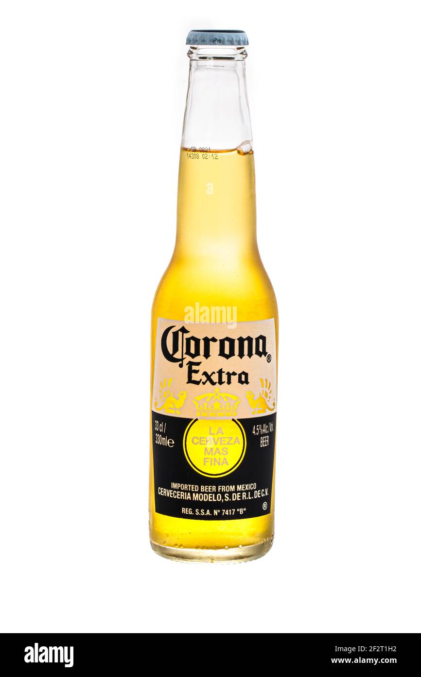 SWINDON, UK - 12. MÄRZ 2021: Flasche Corona extra mexikanisches Bier auf weißem Hintergrund Stockfoto