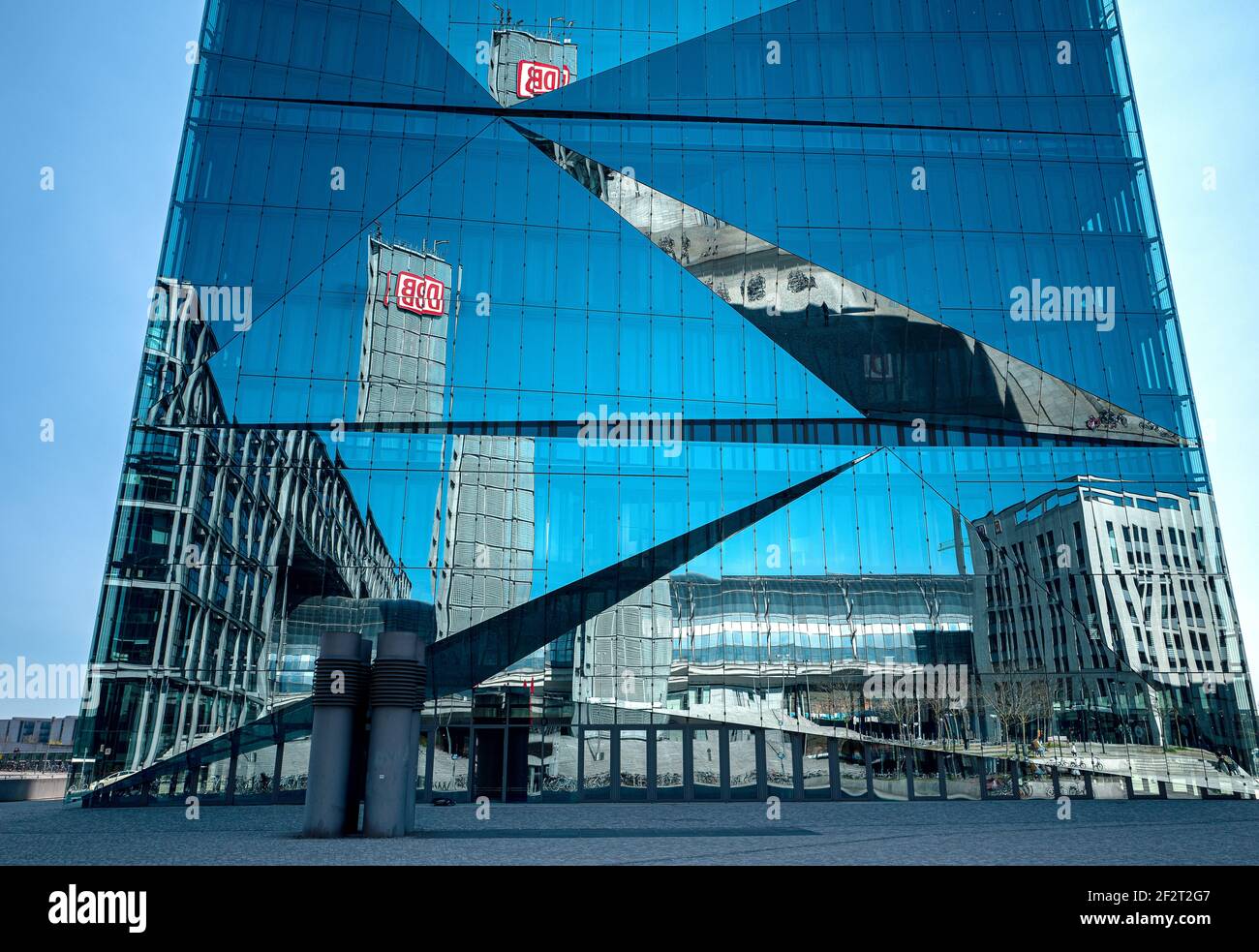 Das innovative Bürogebäude The Cube am berliner Hauptbahnhof Stockfoto