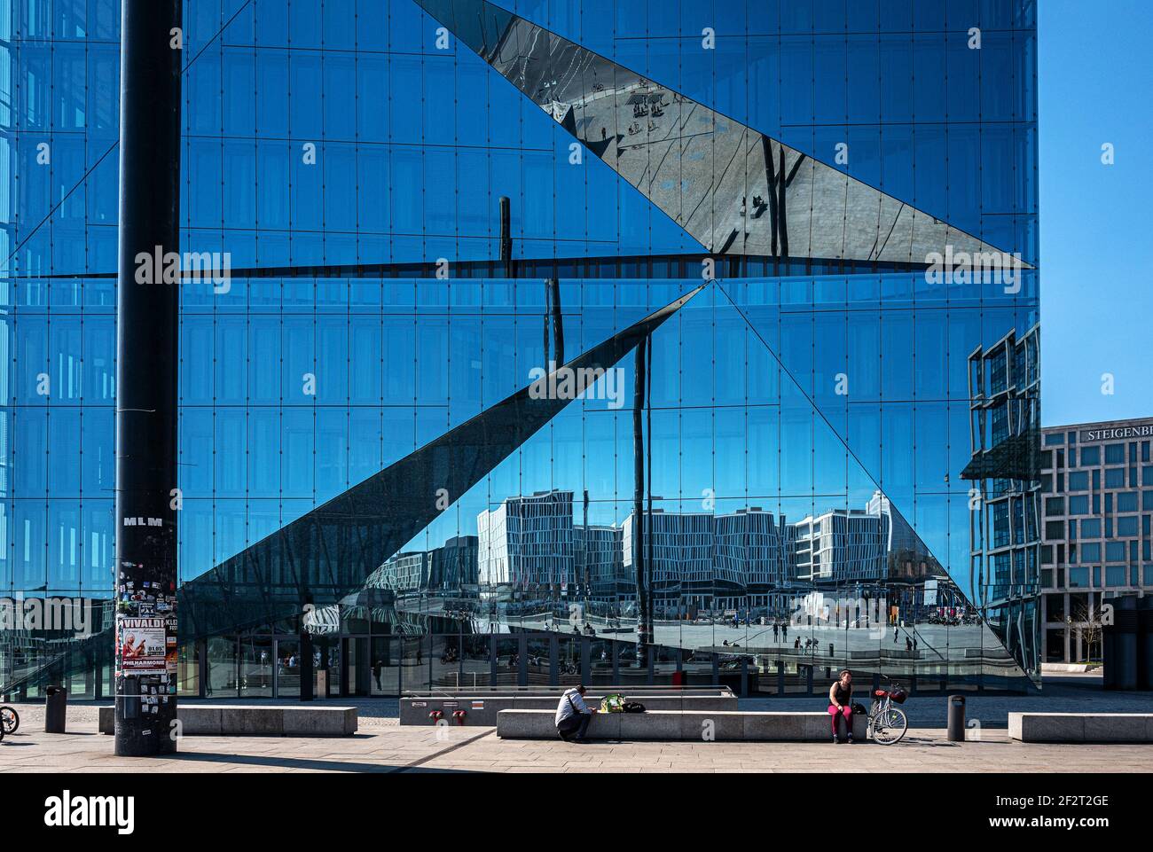 Das innovative Bürogebäude The Cube am berliner Hauptbahnhof Stockfoto