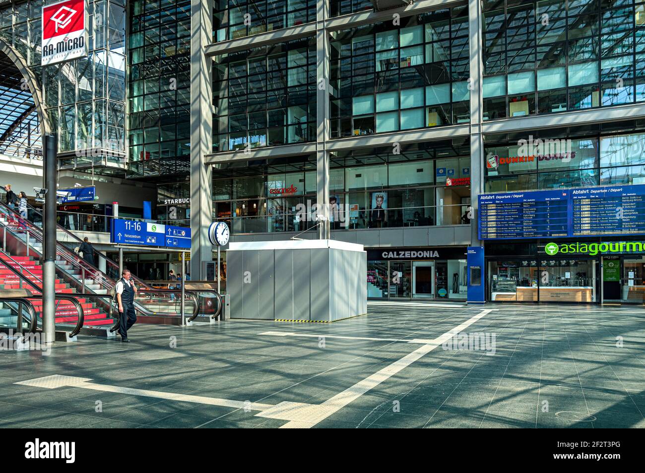 Architektur rund um den Berliner Hauptbahnhof und die Kapelle ufer während der Corona Lockdown im ersten Quartal des 2020 Stockfoto