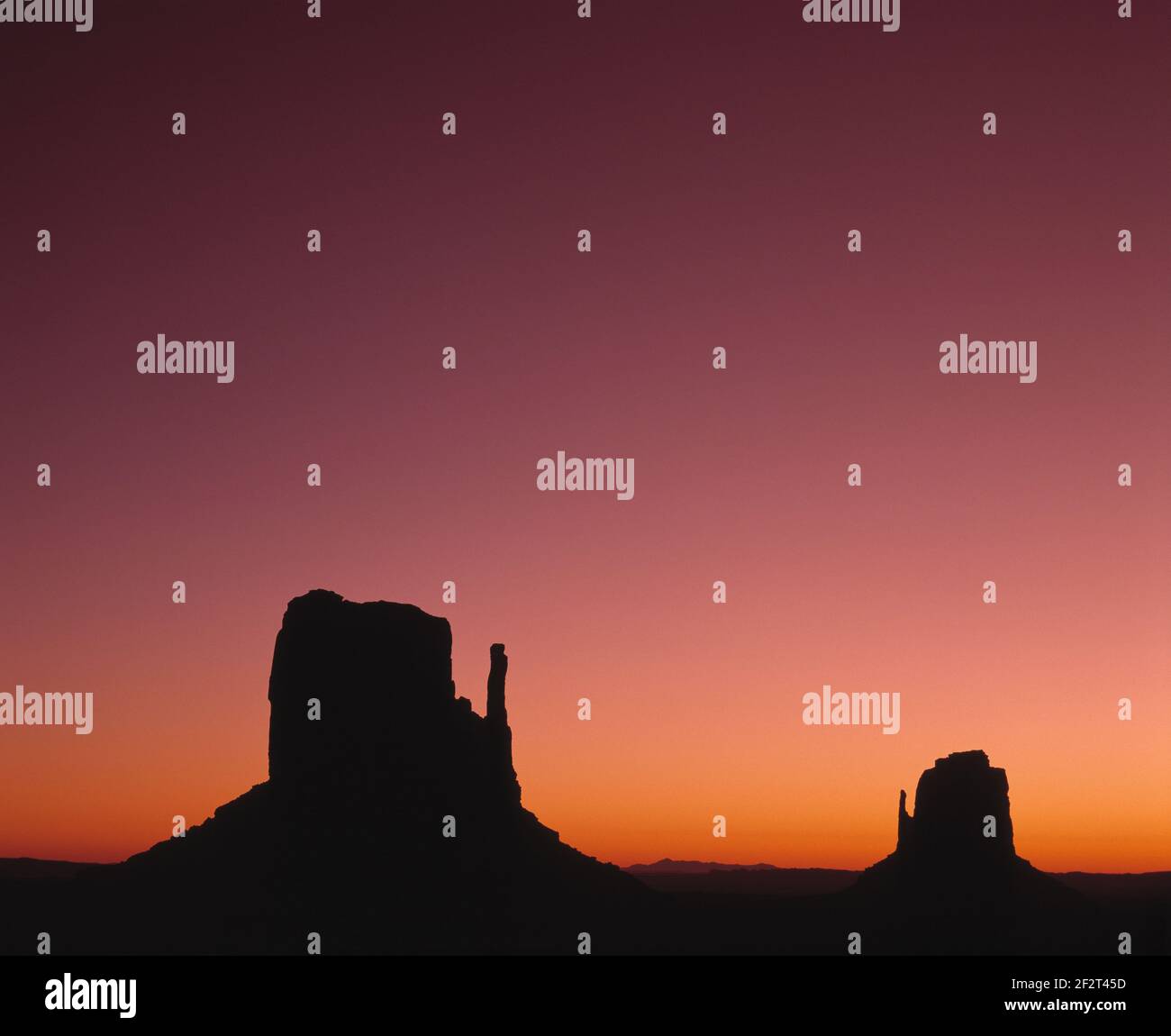 Usa. Arizona. Monument Valley. West Mitten Butte und East Mitten Butte in der Abenddämmerung. Stockfoto