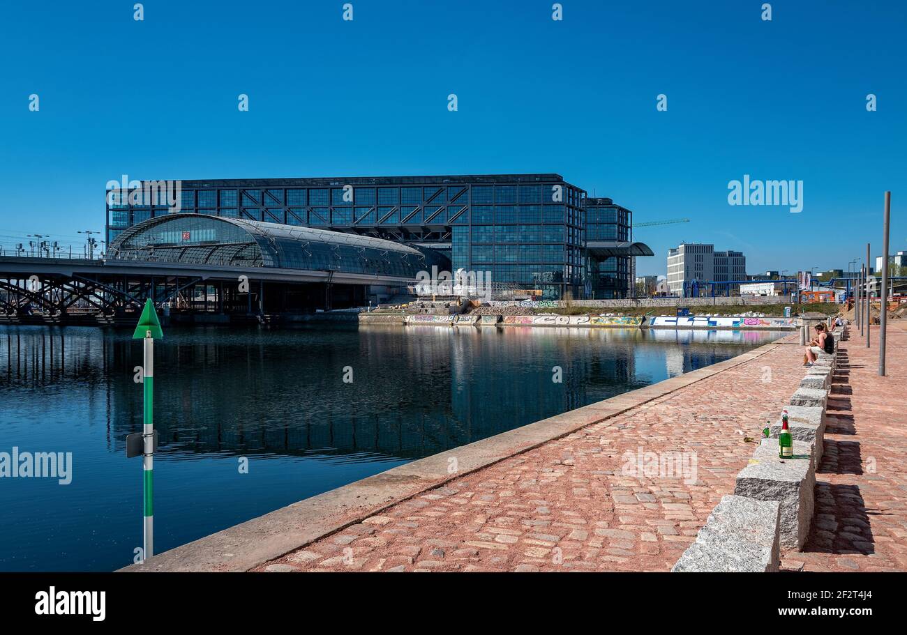 Architektur rund um den Berliner Hauptbahnhof und die Kapelle ufer während der Corona Lockdown im ersten Quartal des 2020 Stockfoto
