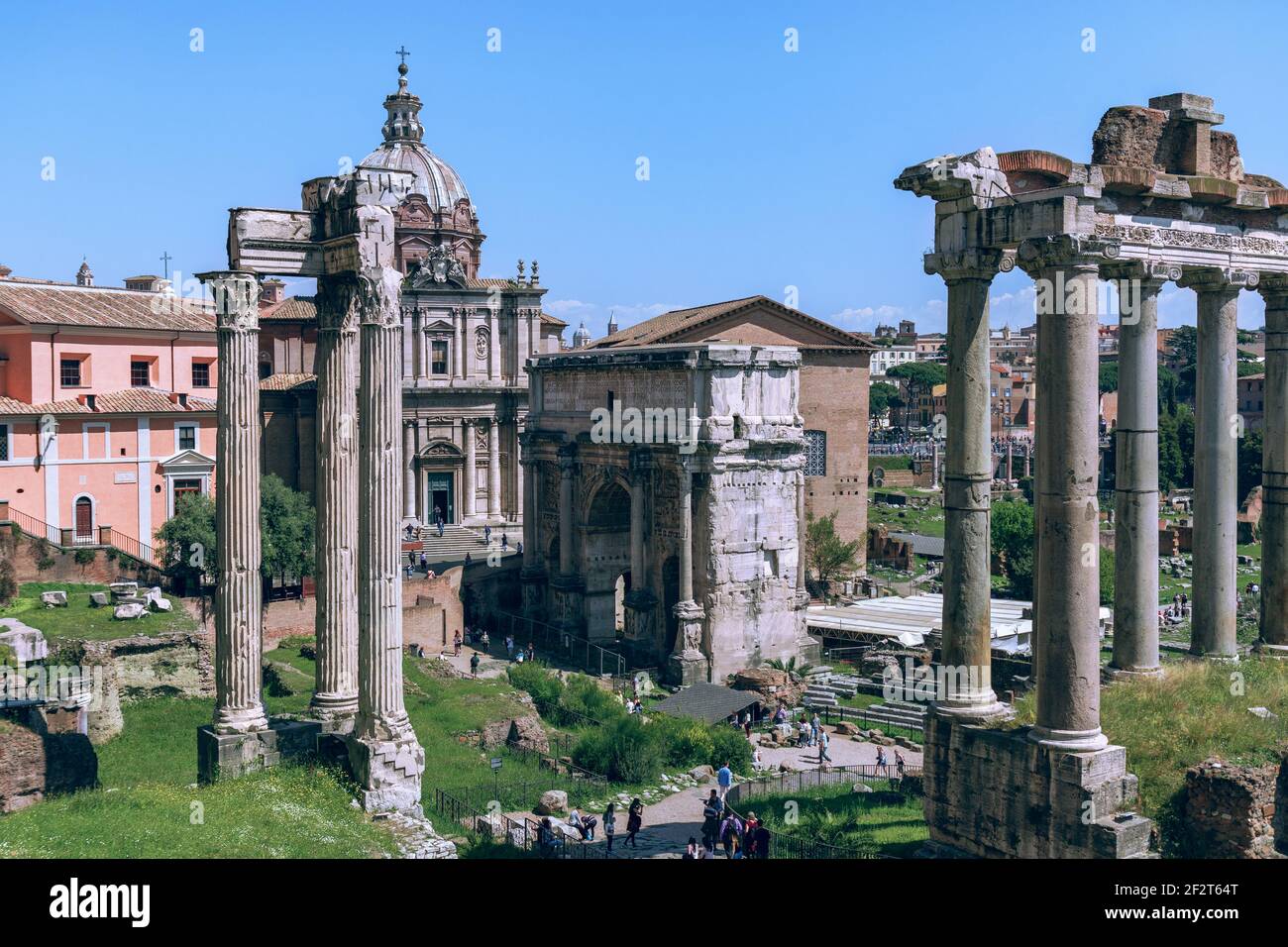 Blick auf das Forum Romanum mit dem Saturn-Tempel, Rom, Italien. Alte Ruinen im Zentrum von Roma. (Forum Romano) Stockfoto