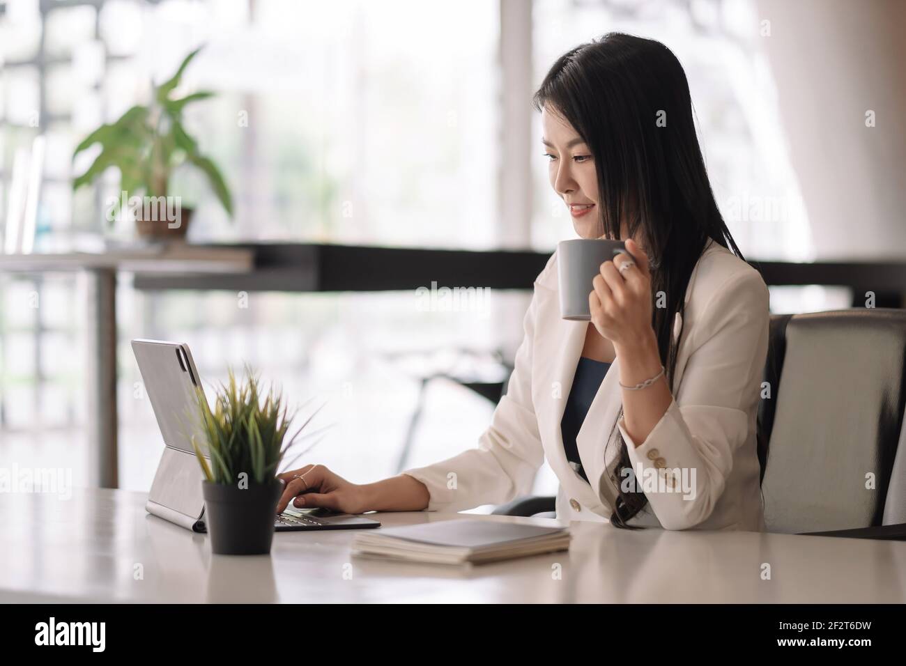 Geschäftsfrau mit digitalem Tablet am Arbeitsplatz im Büro Stockfoto