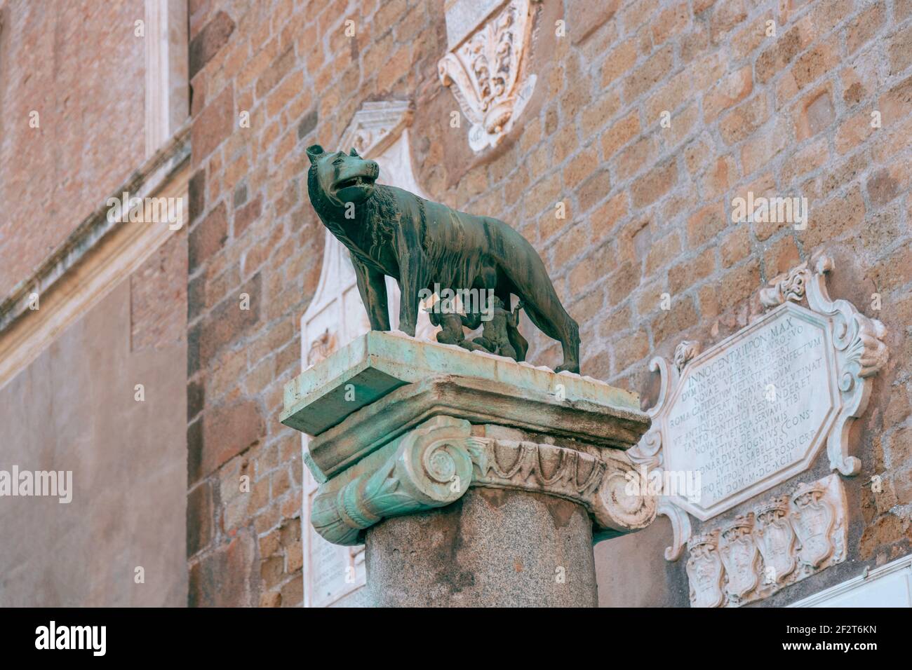 ROM, ITALIEN - 05. SEPTEMBER 2018: Statue des Kapitolinischen Wolfes, der Romulus und Remus füttert, in Rom, Italien Stockfoto