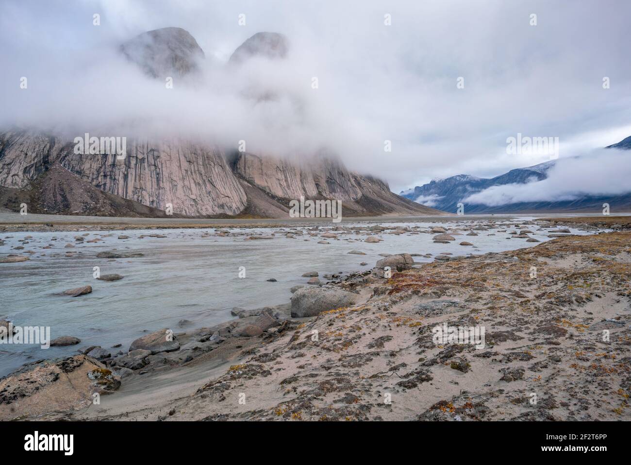 Majestätische Granitfelsen an der Oberfläche. Wilde arktische Landschaft des Akshayuk Pass, Baffin Island, Kanada an einem bewölkten, regnerischen Tag des arktischen Sommers. Stockfoto