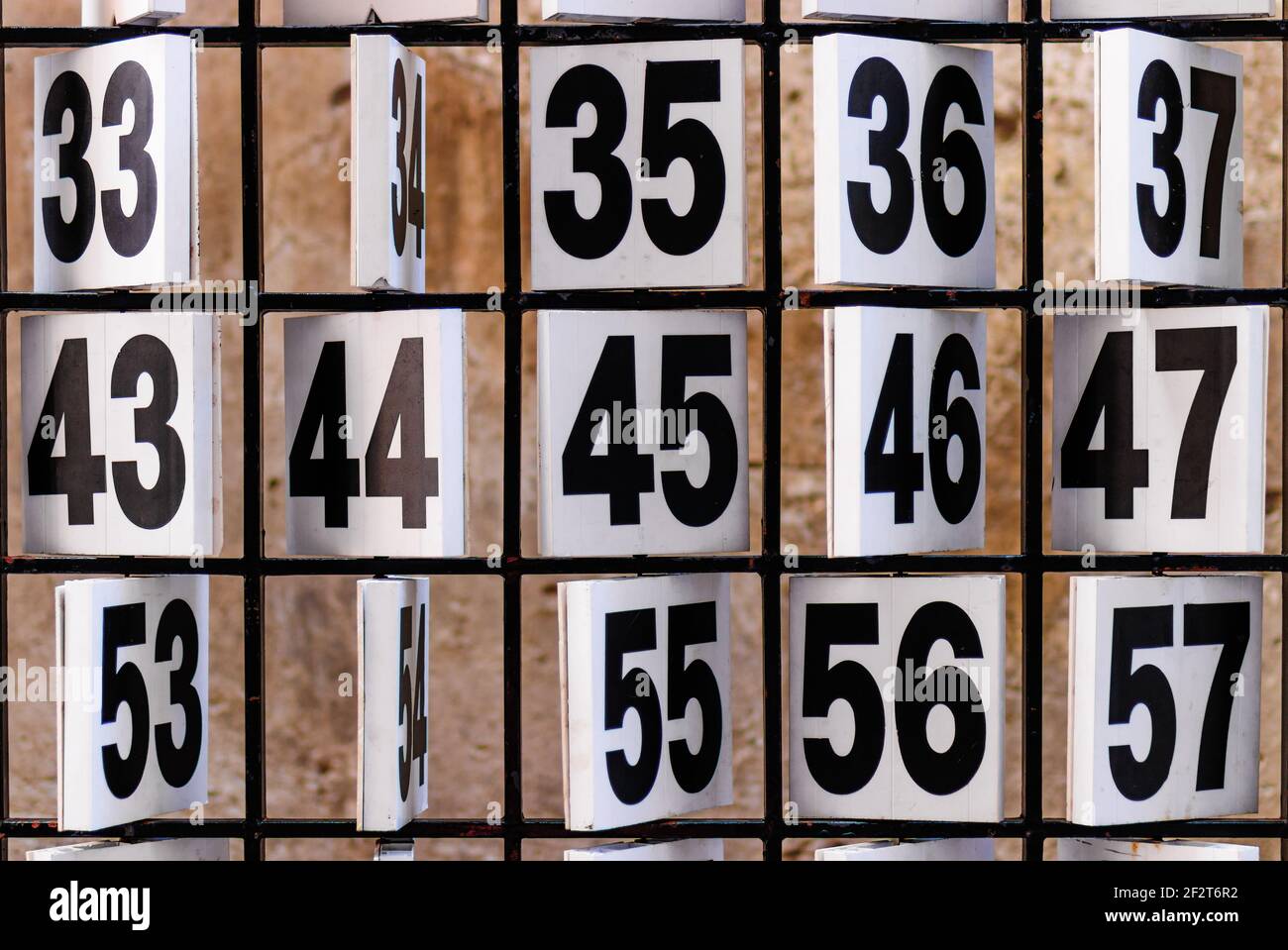 Zahlen. Rostiger Teller mit Zahlen für ein Spiel. Italien Stockfoto