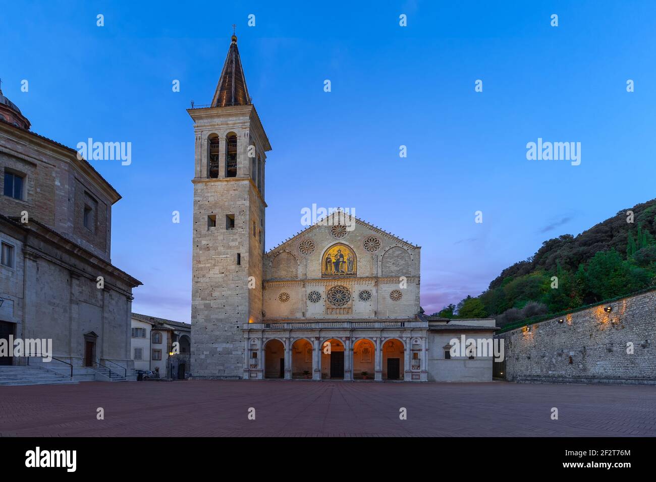 Die Kathedrale Santa Maria Assunta ist der wichtigste Ort (Cattedrale di Santa Maria Assunta. Duomo di Spoleto) Spoleto, Umbrien, Italien Stockfoto