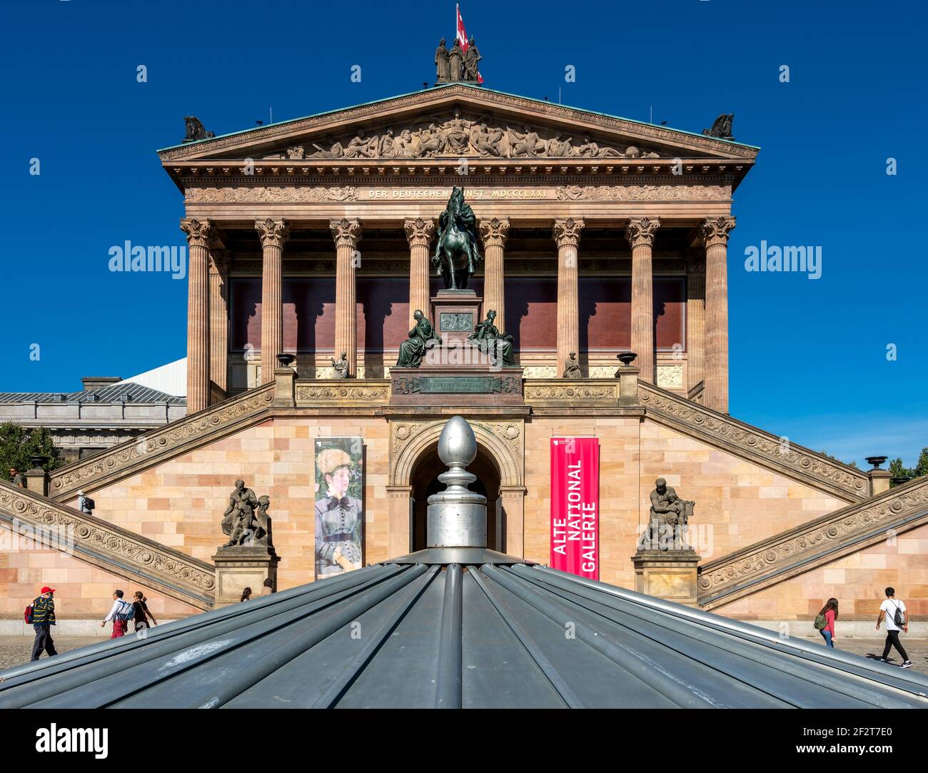 Historische Bronzefiguren und Statuen im alten und neuen Museum auf der berliner Muschelinsel Stockfoto