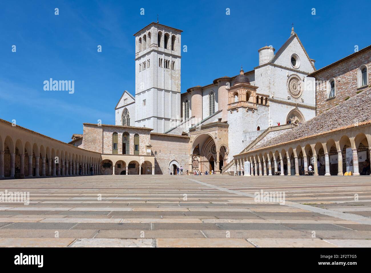 Berühmte päpstliche Basilika des Hl. Franziskus von Assisi (Basilica Papale di San Francesco) mit unterem Platz. Assisi, Umbrien, Italien Stockfoto